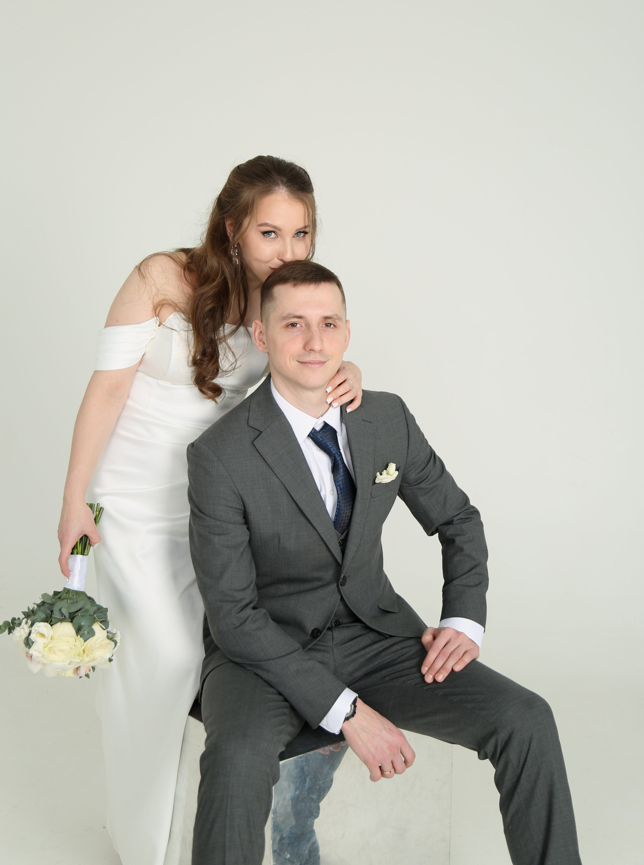 Свадебная фотосессия Николая и Надежды в Кутузовском ЗАГСе в Москве. Фотосессия в студии в Москве от профессионального фотографа услуги по доступным ценам