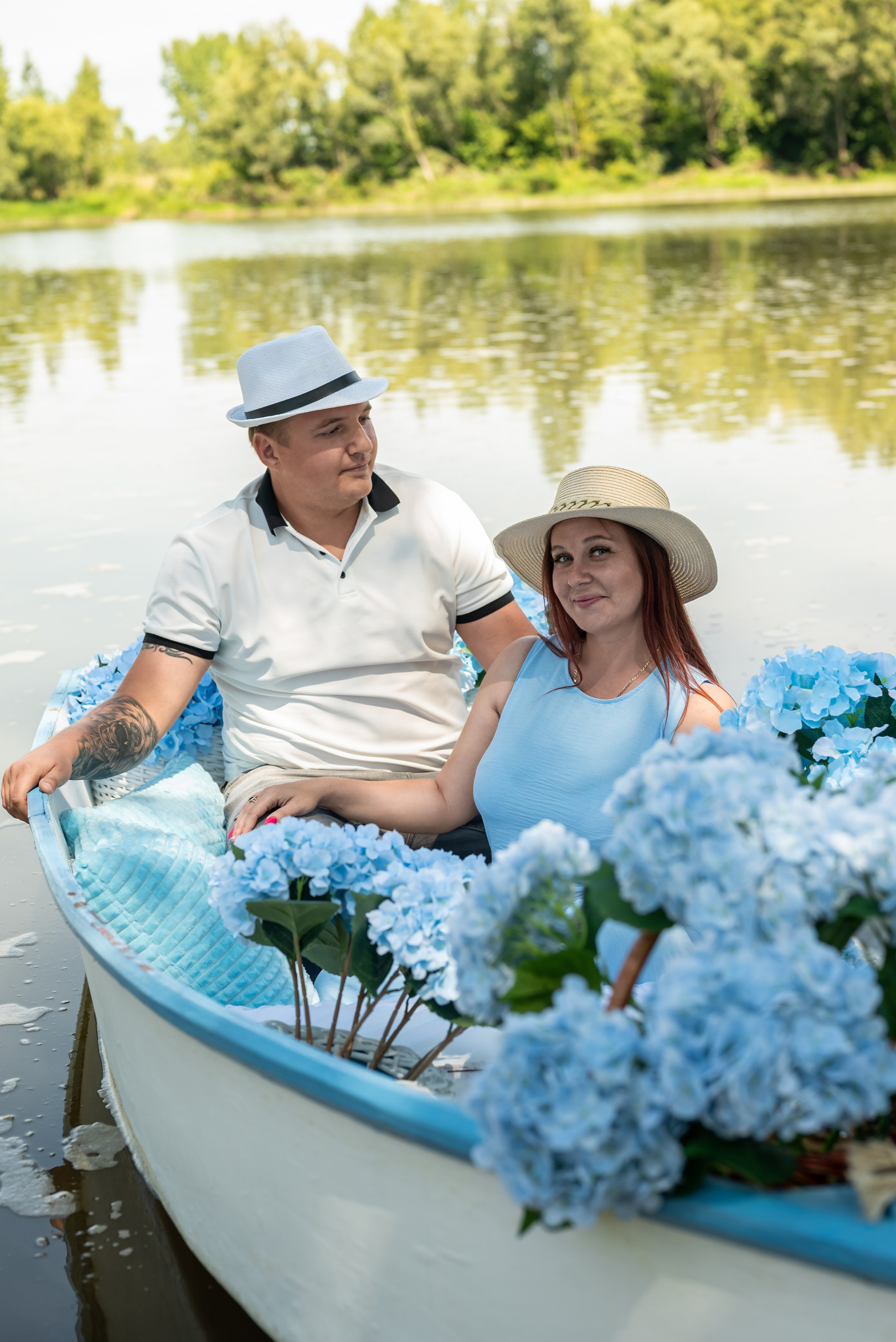 Фотопроект на лодке с голубыми гортензиями. Фотограф в городе Салават