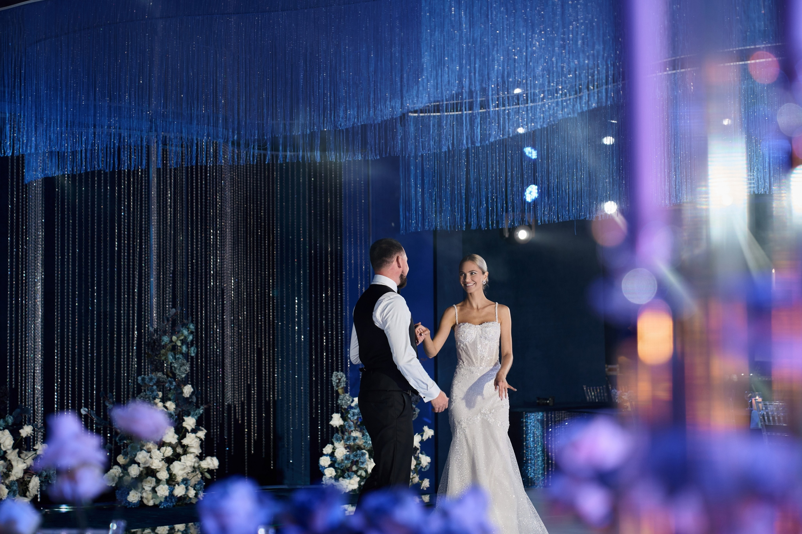 Первый танец молодых в банкетном зале