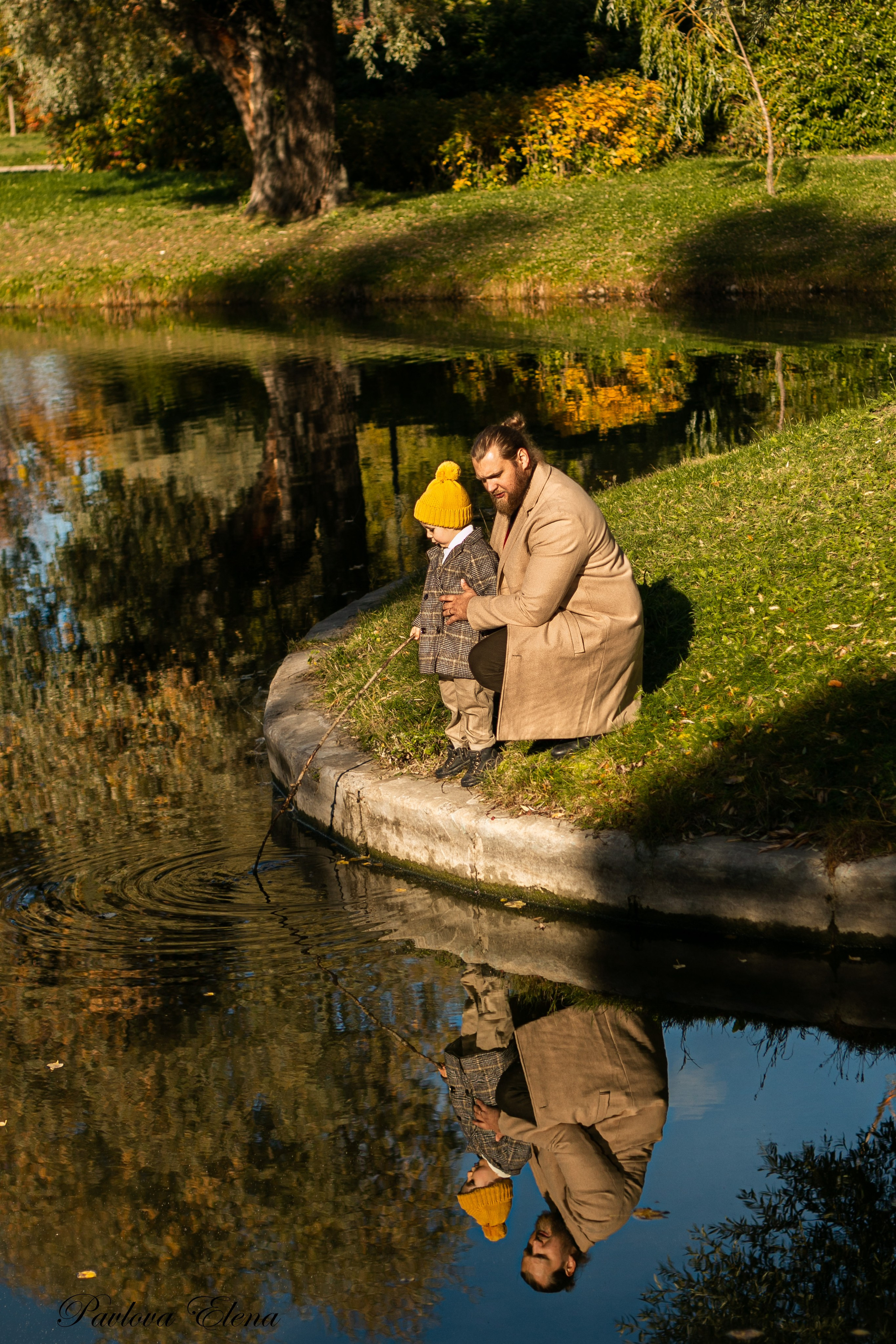 Гоша с папой. Осенняя фотосессия папы с сыном в Парке Победы. Семейный и детский фотограф в Санкт-Петербурге Павлова Елена