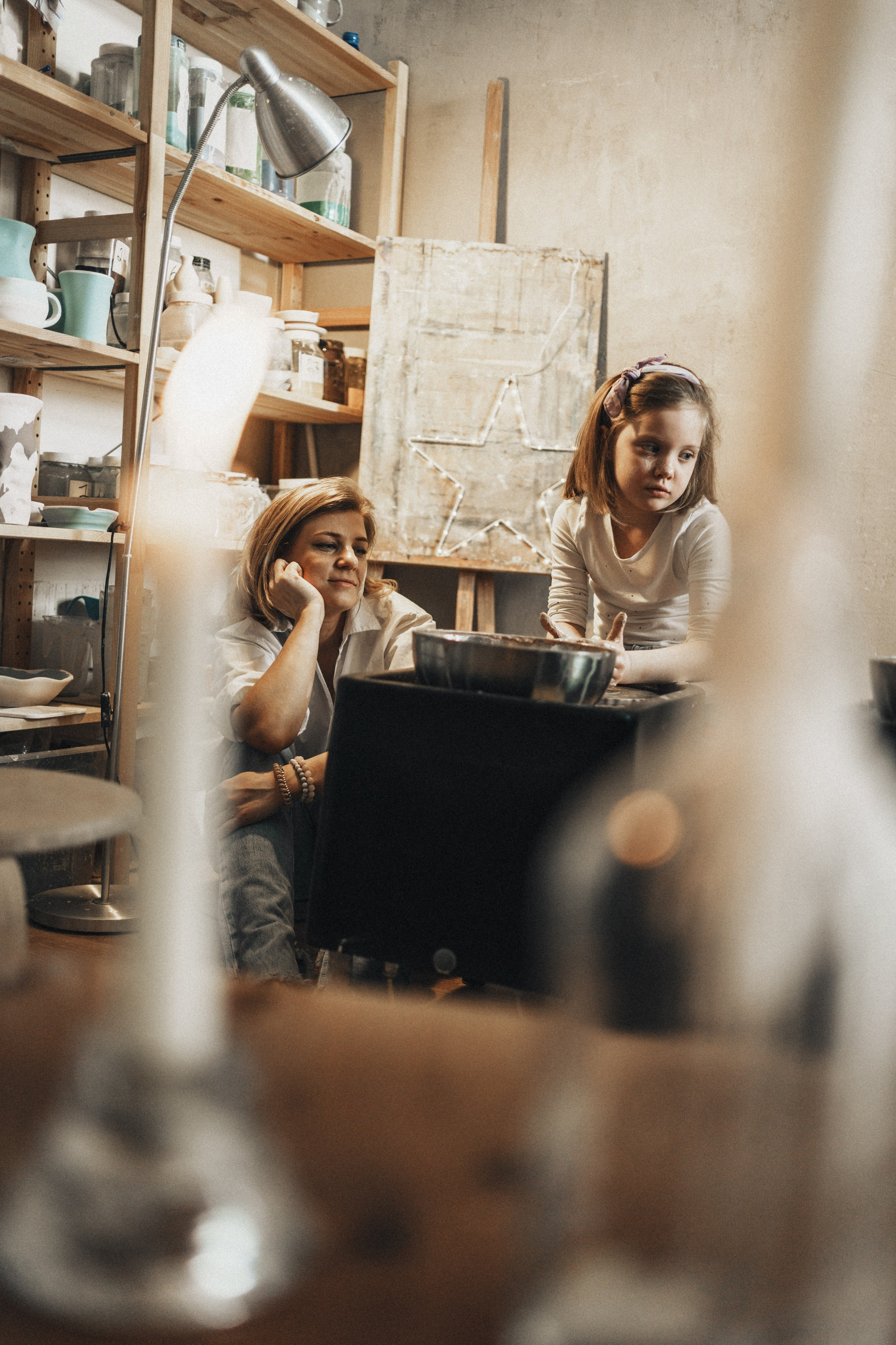 Даша и Саша в гончарной мастерской. Семейный и детский фотограф и видеограф в Москве, Серпухове и Тарусе Валерия Сорокина