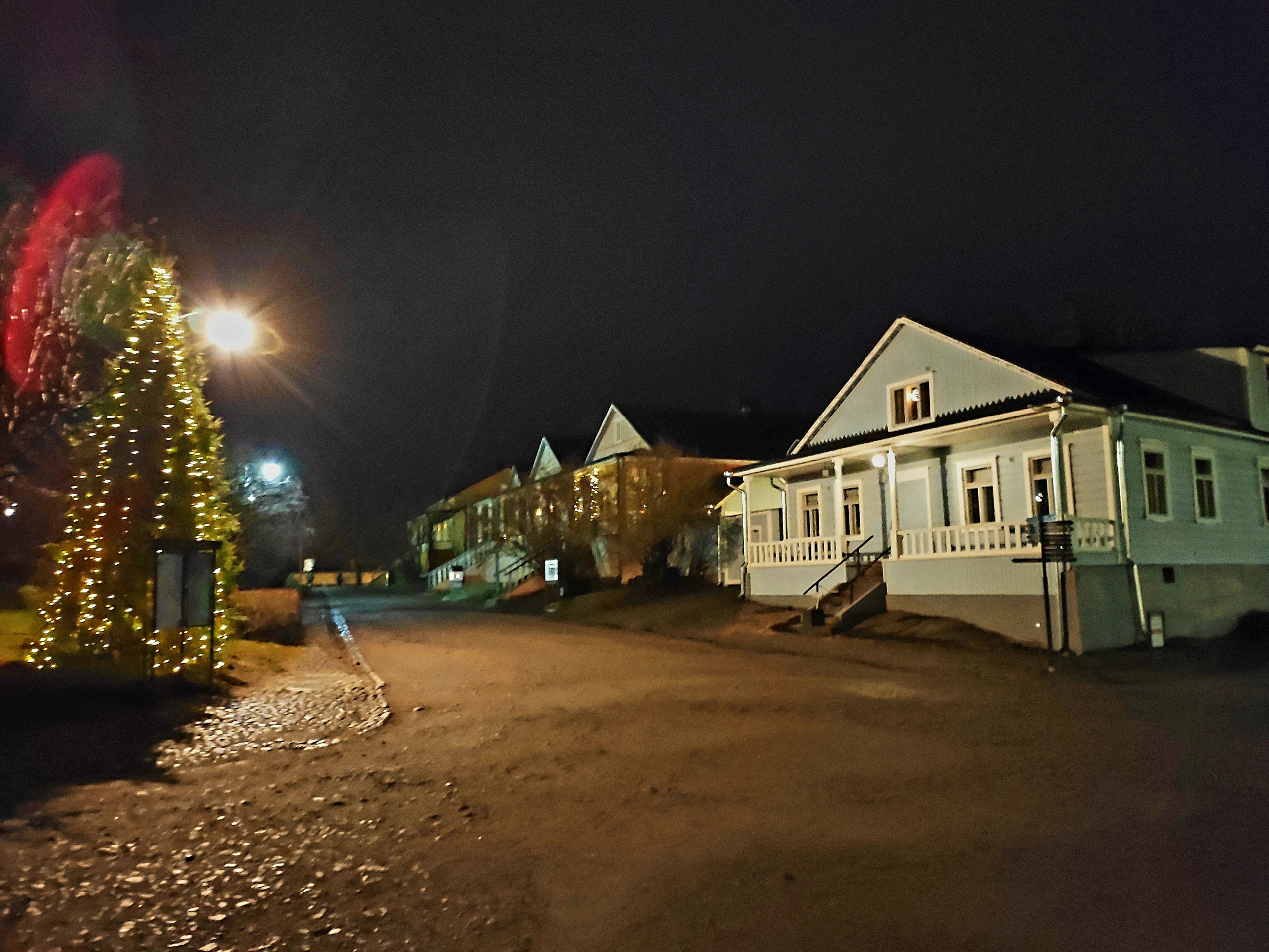Центральная улица напротив собора-маяка. Людей - нет совсем. Пассажиры, приплывшие с нами, человека 4, быстро разошлись по домам. Только привидения да стада зайцев носятся по продуваемому северными ночными ветрами острову