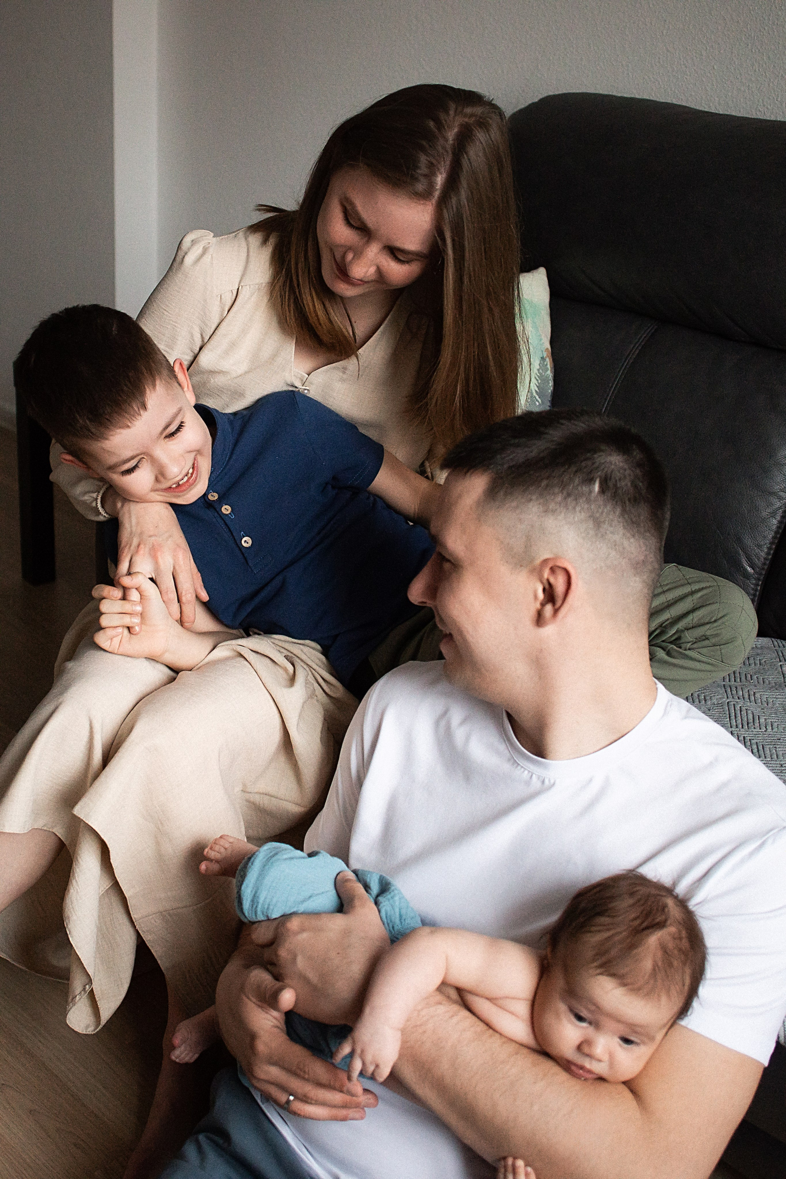 Оля, Андрей, Даня и Паша, домашняя фотосессия с грудничком. Семейный фотограф в Москве Марина Петра