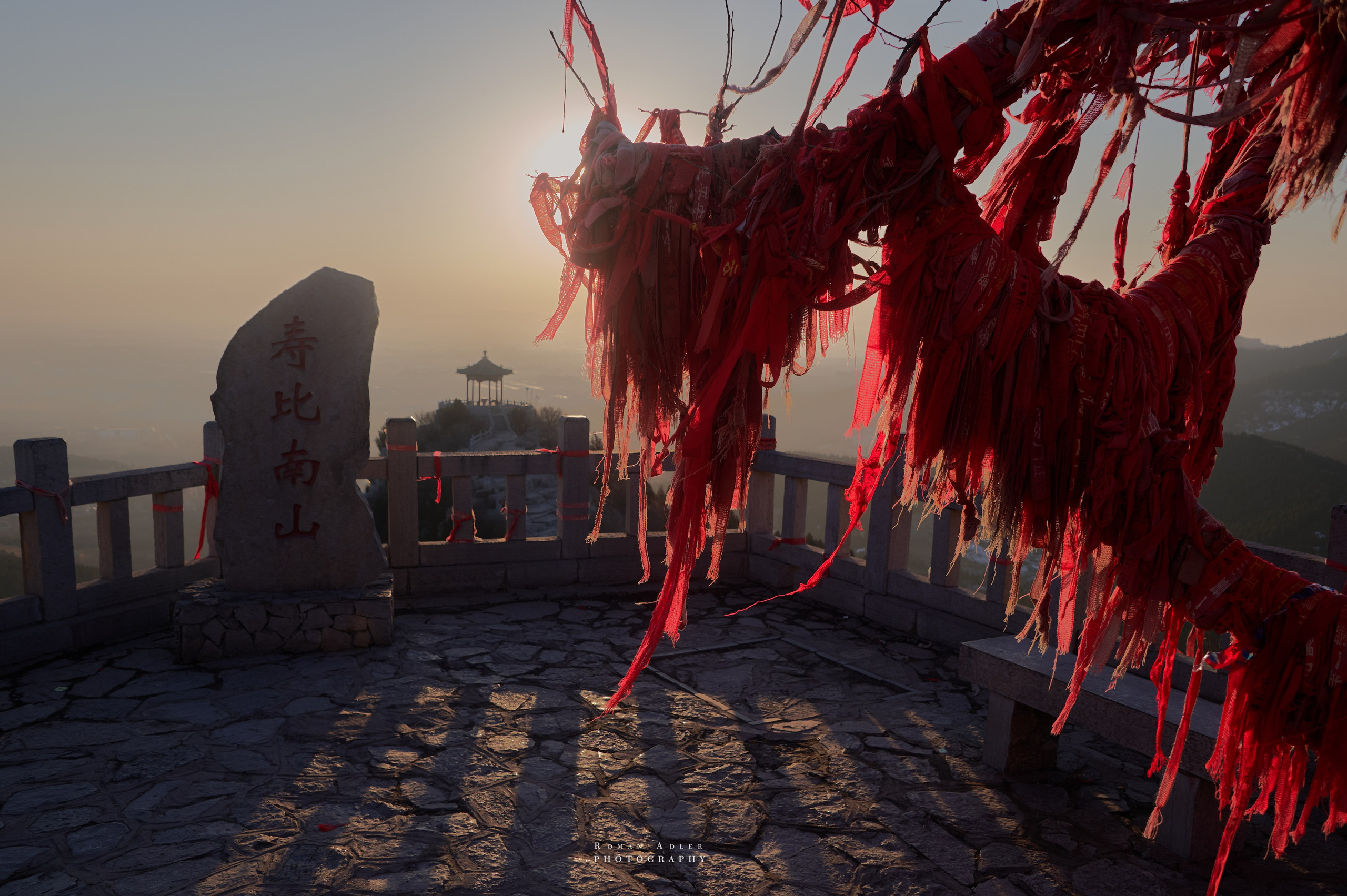 Рассвет на храмовой горе Юнмень. Цинчжоу. Фотограф Роман Адлер