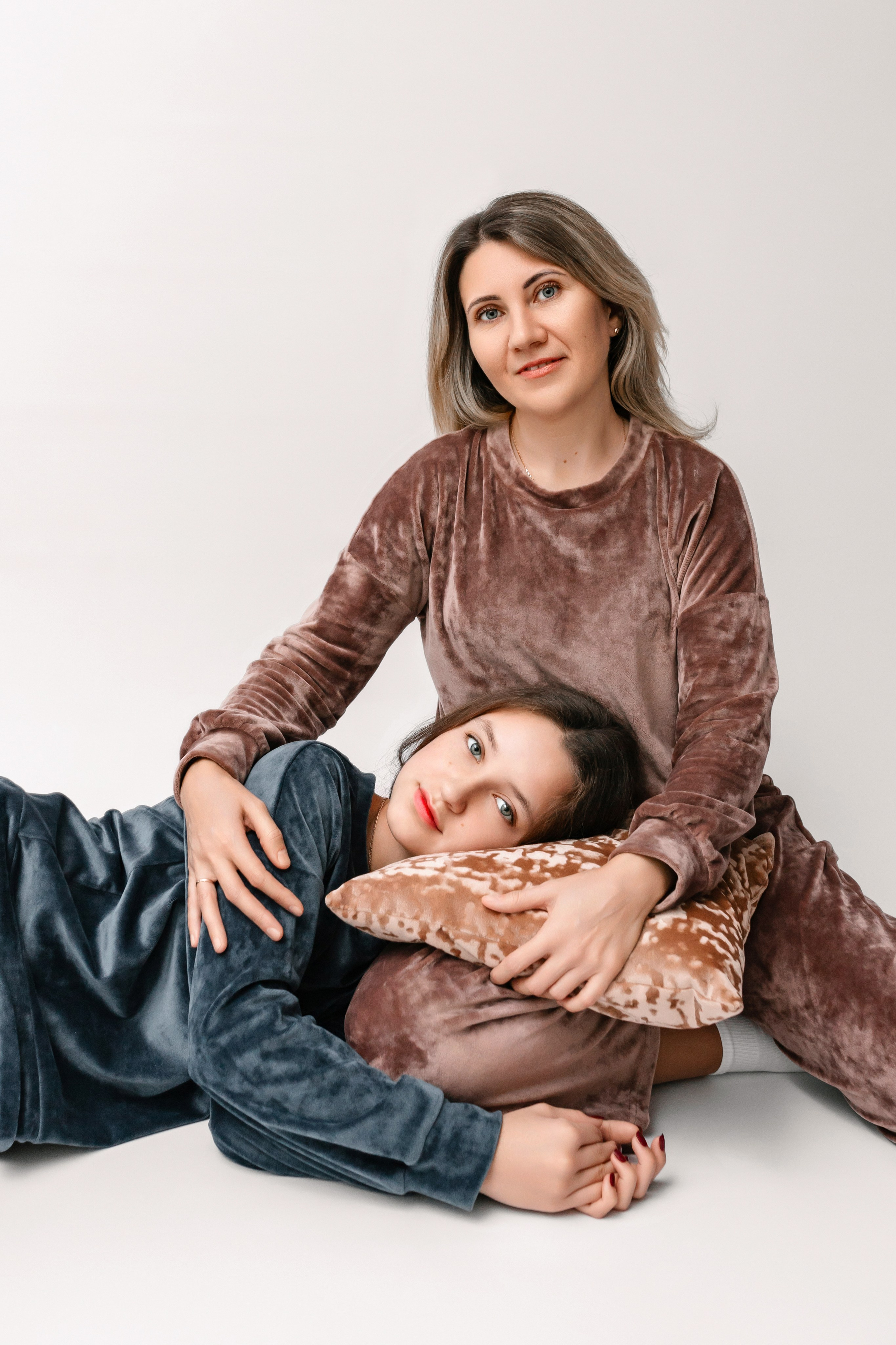 Ольга и Даша. Моя студия. Ноябрь 2024. Фотограф Пермь. Свадьбы. Семья и дети, школа, д. сад. Фотокниги