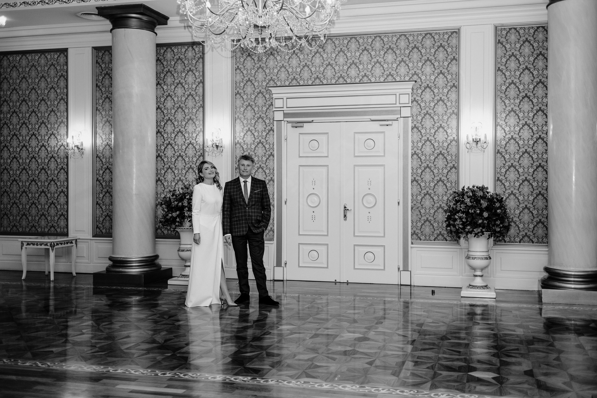 Свадебная фотосессия Дмитрия и Марии в Тюмени — Идеи для съемки в ЗАГСе и городе. Портретный фотограф Тюмень Дарья Мустафина