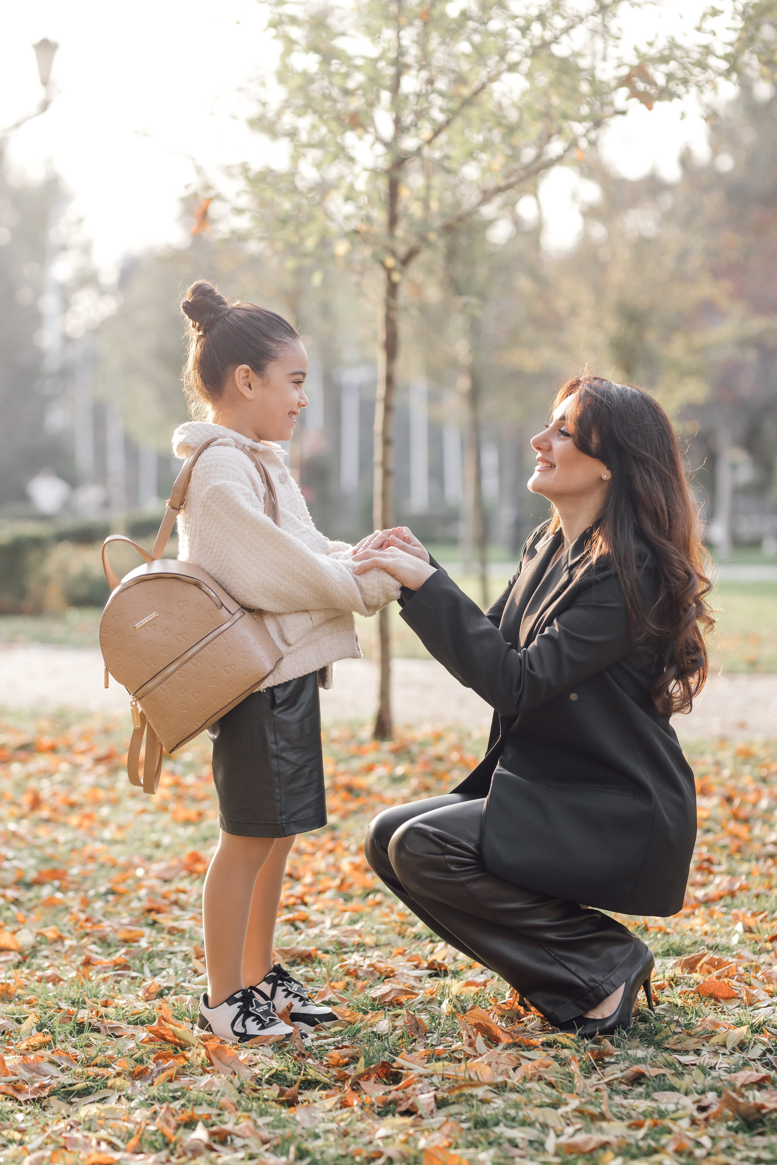 Мама и дочь, осенняя городская прогулка. Фотохудожник Наталия Кирсанова