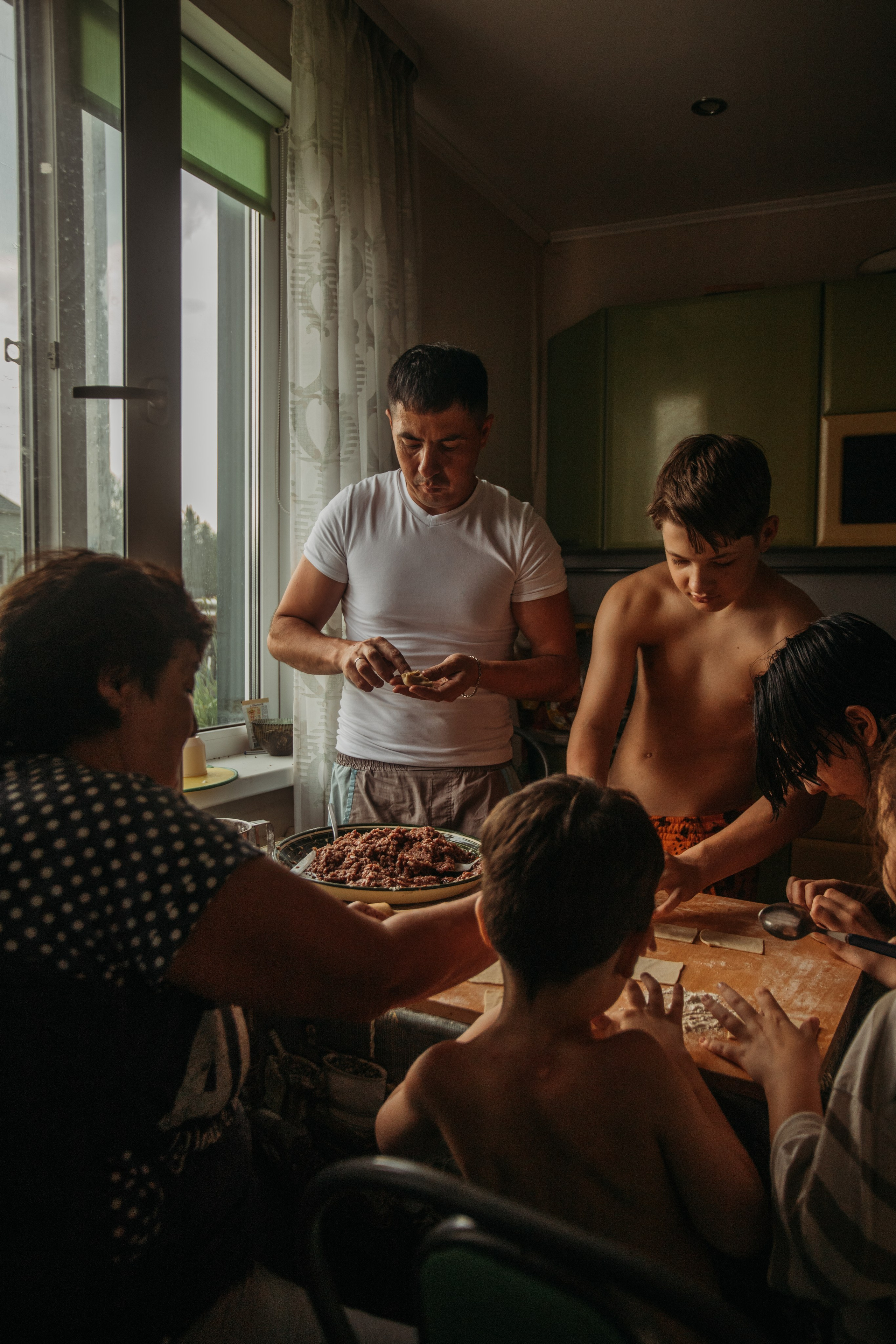 Домашняя фотосессия моей семьи. Венера Гайн. Репортажный фотограф  Тюмень. Обучение фотографии с 0