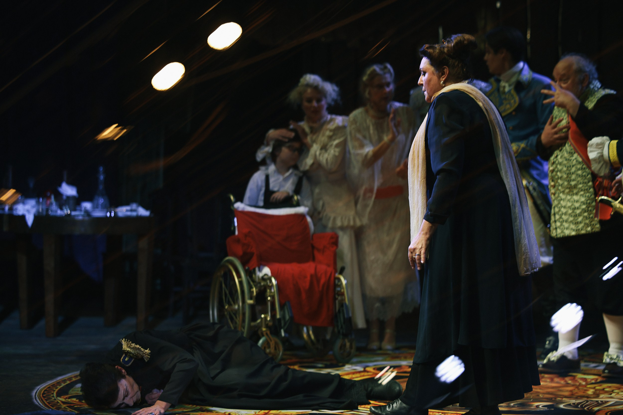 Весёлая женщина. Театр Эрмитаж. Репортажный, архитектурный, театральный и файн-арт фотограф Лена Мельникова в Москве