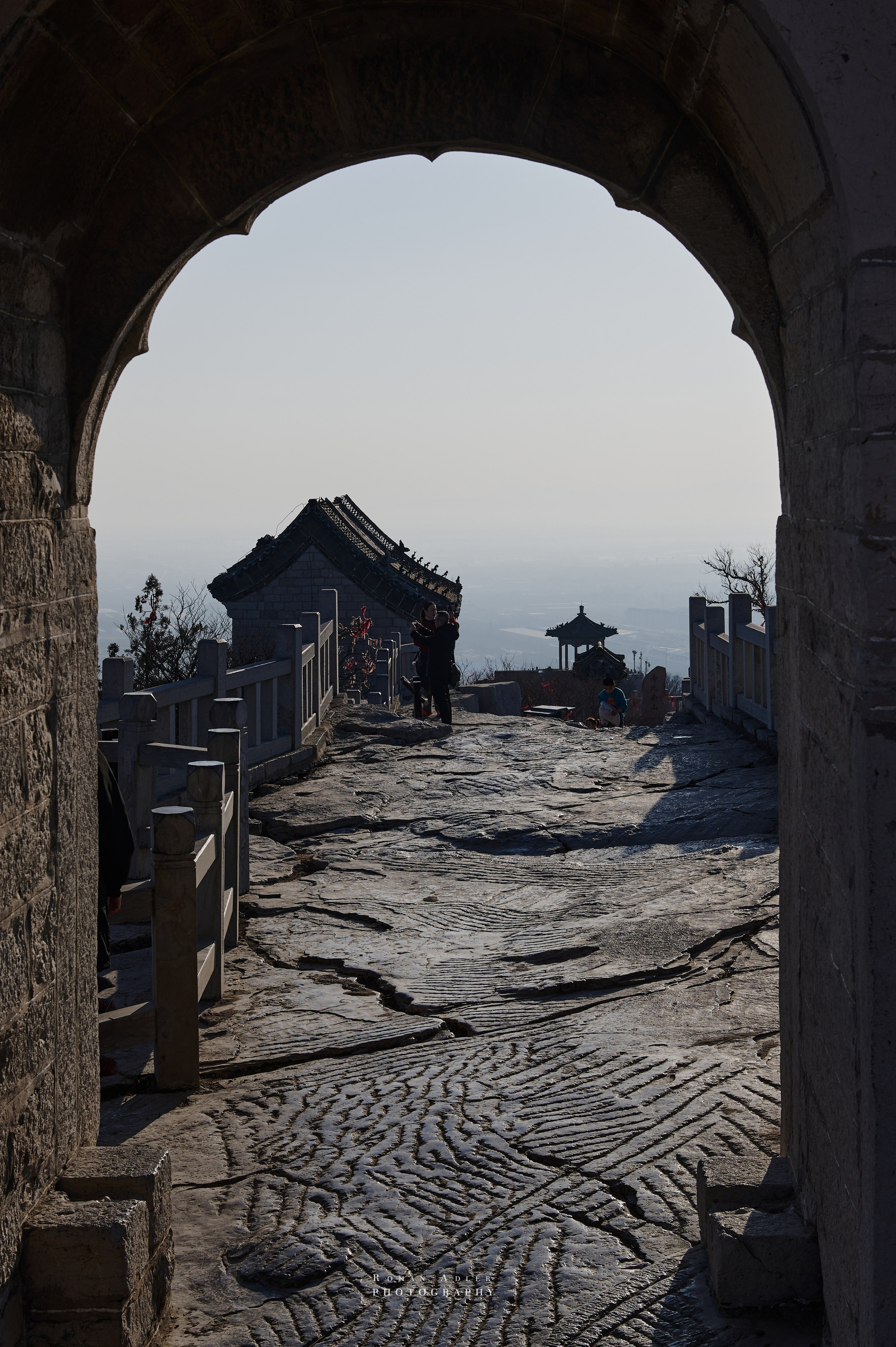 Рассвет на храмовой горе Юнмень. Цинчжоу. Фотограф Роман Адлер