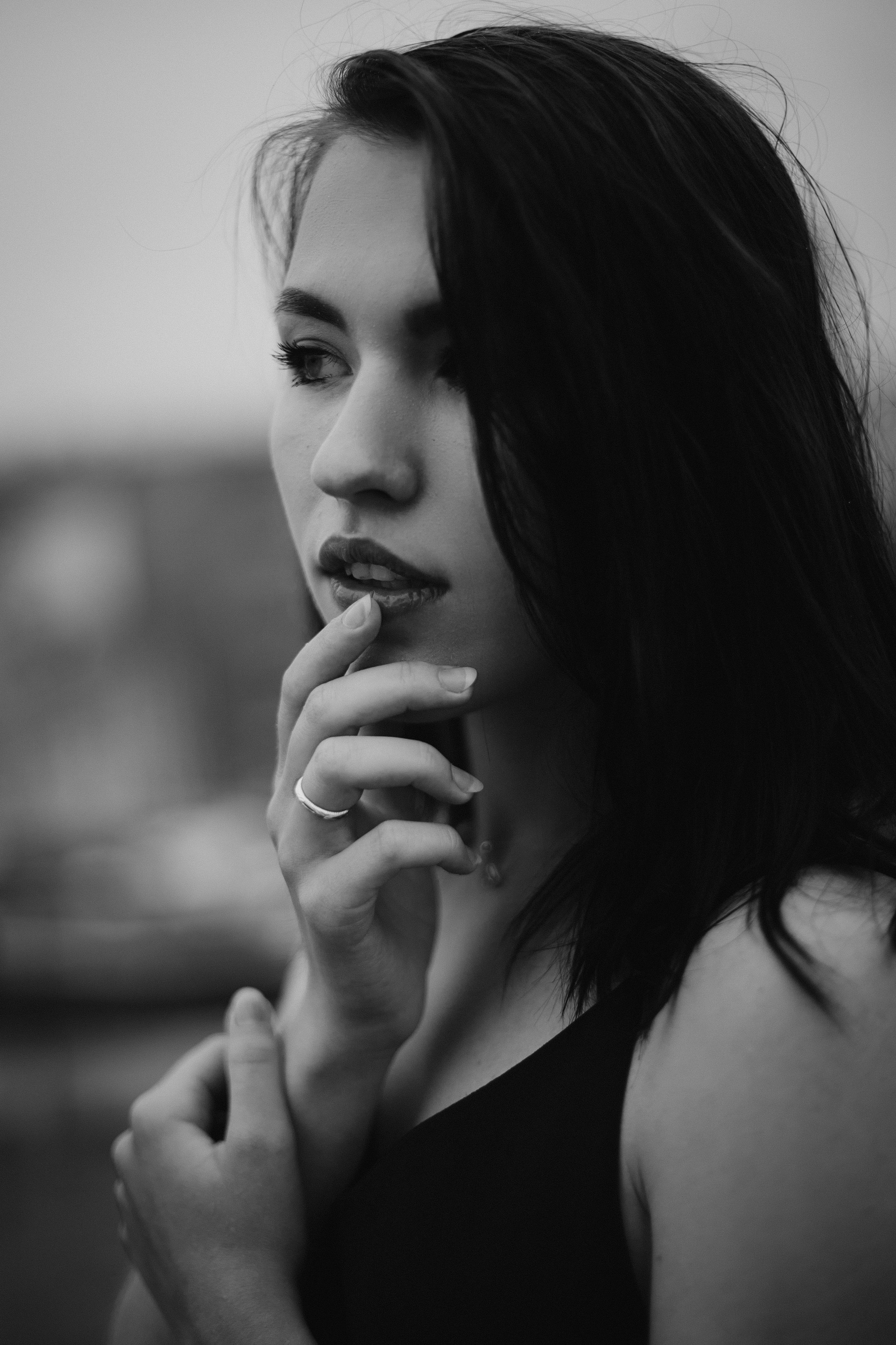 Черно-белая женская фотосессия на крыше в Красноярске