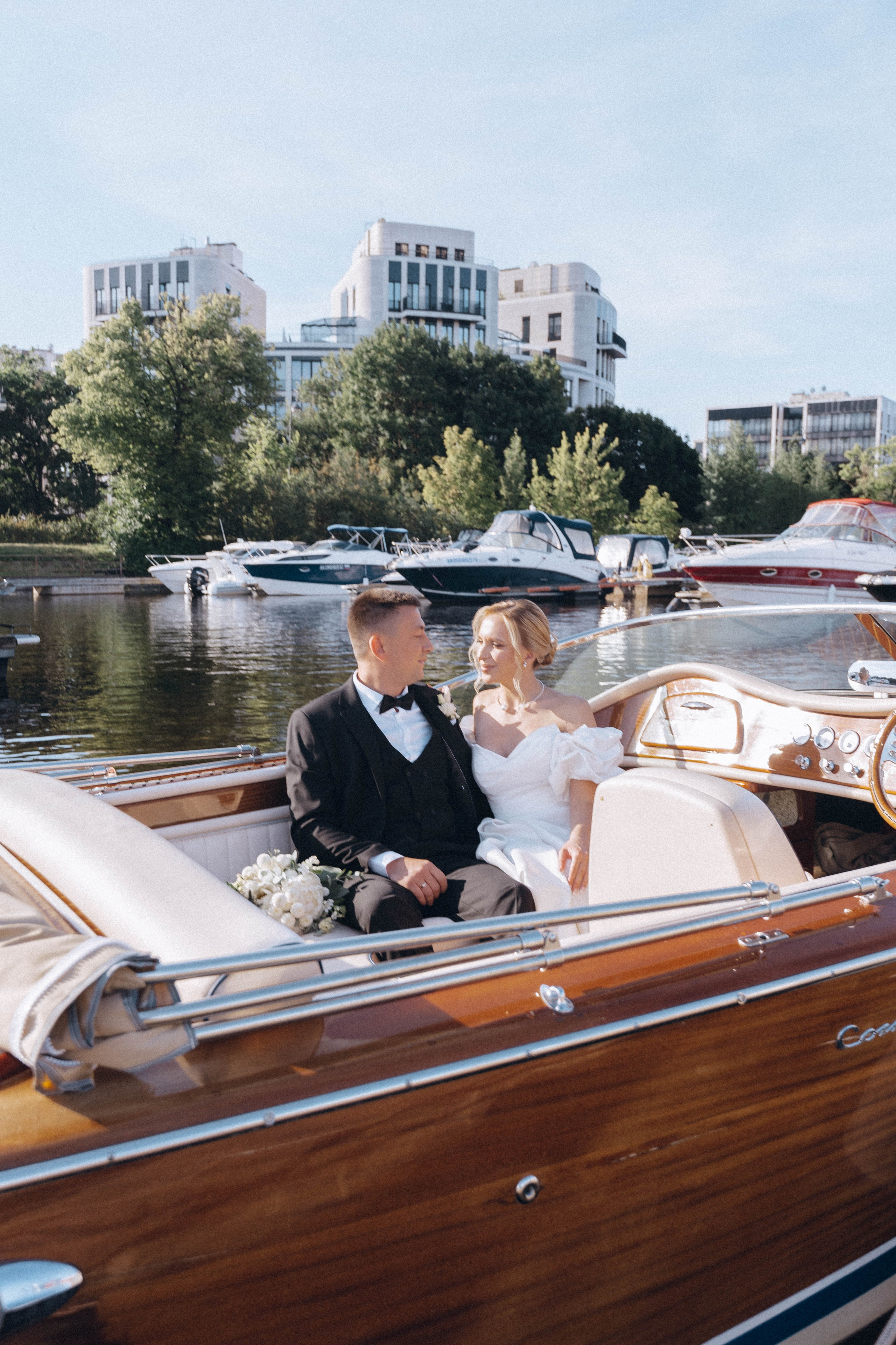 СВАДЕНБНАЯ СЬЕМКА НА КАТЕРЕ ПО КАНАЛАМ САНКТ-ПЕТЕРБУРГА И В АКВАТОРИИ НЕВЫ. Профессиональный фотограф, Санкт-Петербург — Виктория Богомолова