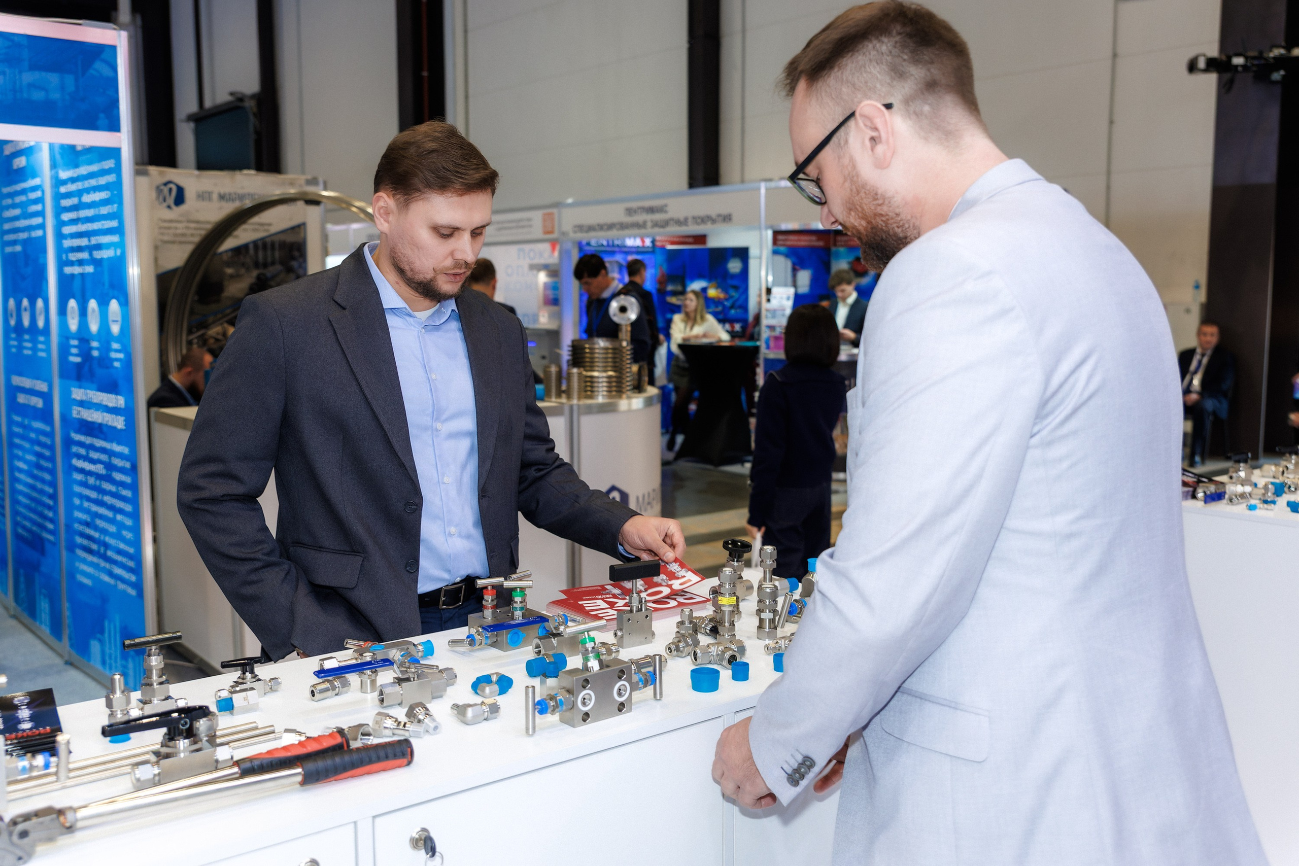 Работа стенда ROKE — Газовый Форум 2025. Репортажный фотограф в Москве Сергей Мирошников