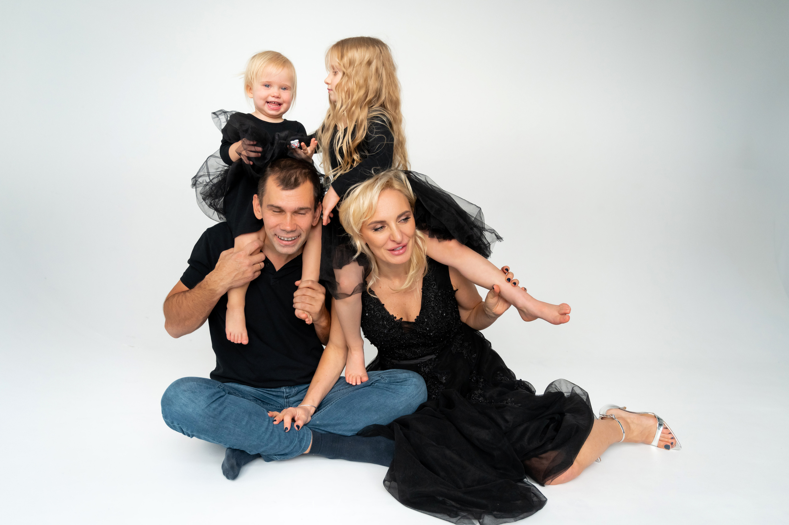 Юля с смьей. Профессиональный фотограф беременности в СПБ. Стильные фотосессии беременности в стиле минимализм и классическая фотография