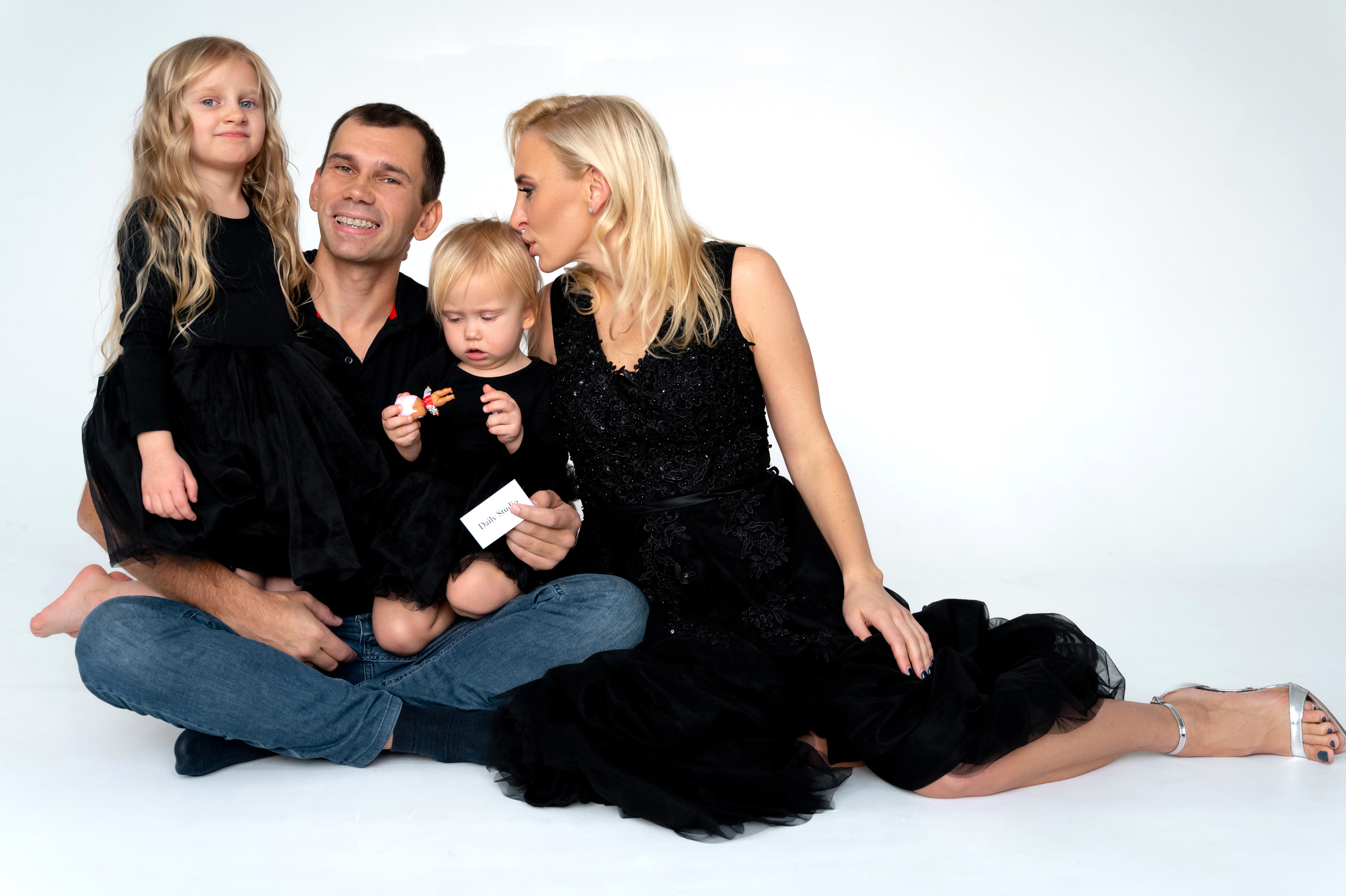 Юля с смьей. Профессиональный фотограф беременности в СПБ. Стильные фотосессии беременности в стиле минимализм и классическая фотография