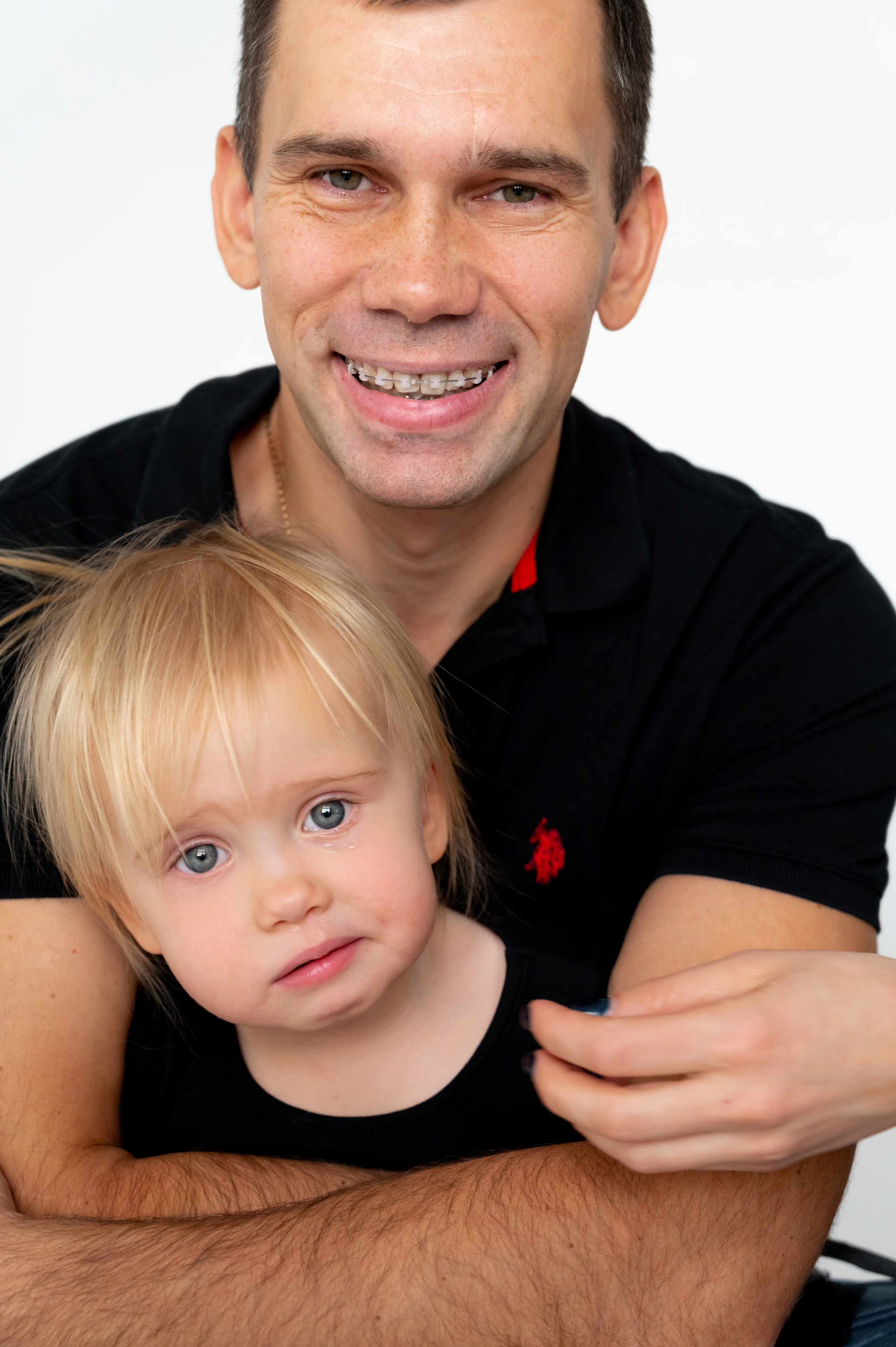 Юля с смьей. Профессиональный фотограф беременности в СПБ. Стильные фотосессии беременности в стиле минимализм и классическая фотография