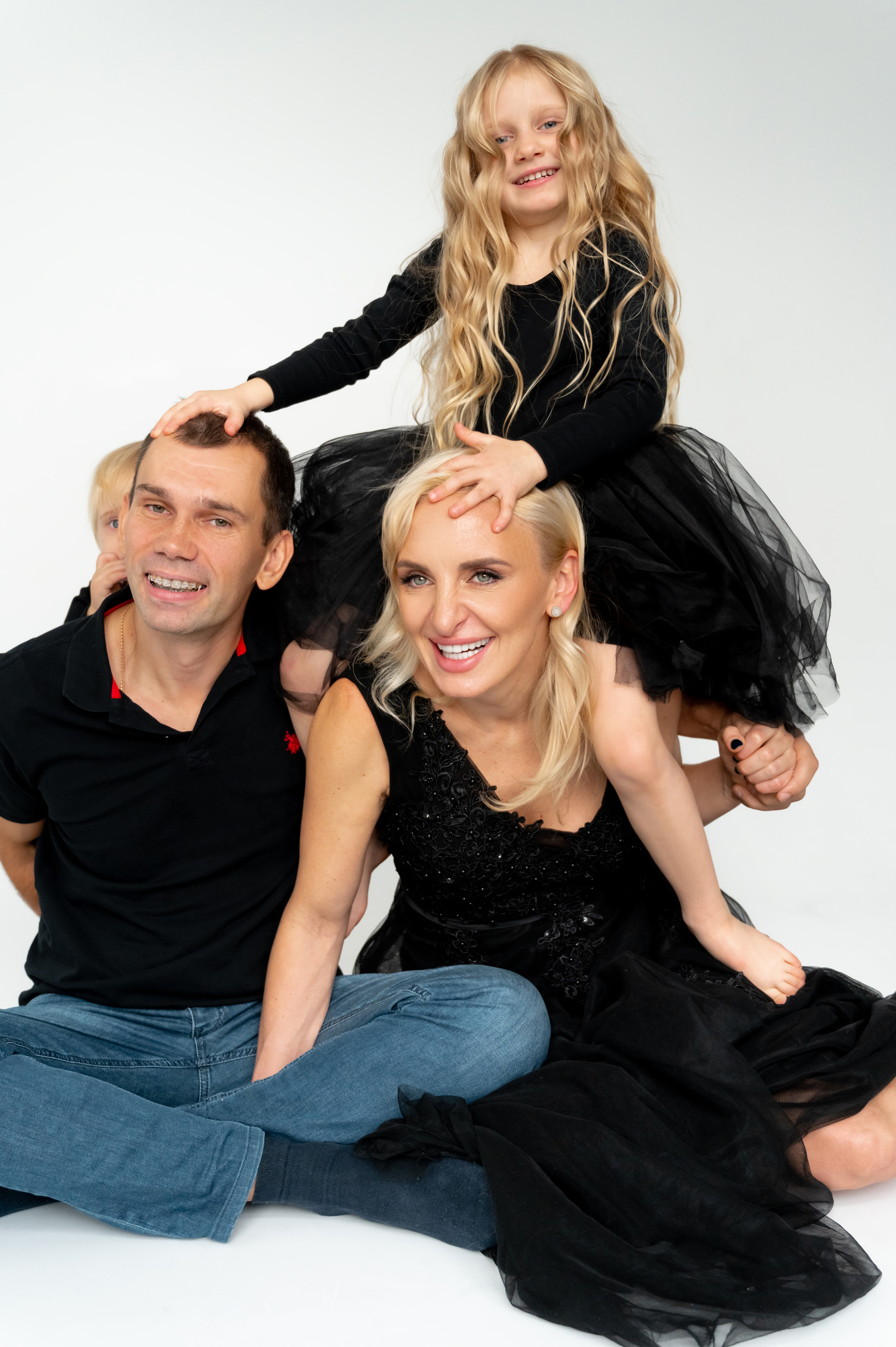 Юля с смьей. Профессиональный фотограф беременности в СПБ. Стильные фотосессии беременности в стиле минимализм и классическая фотография