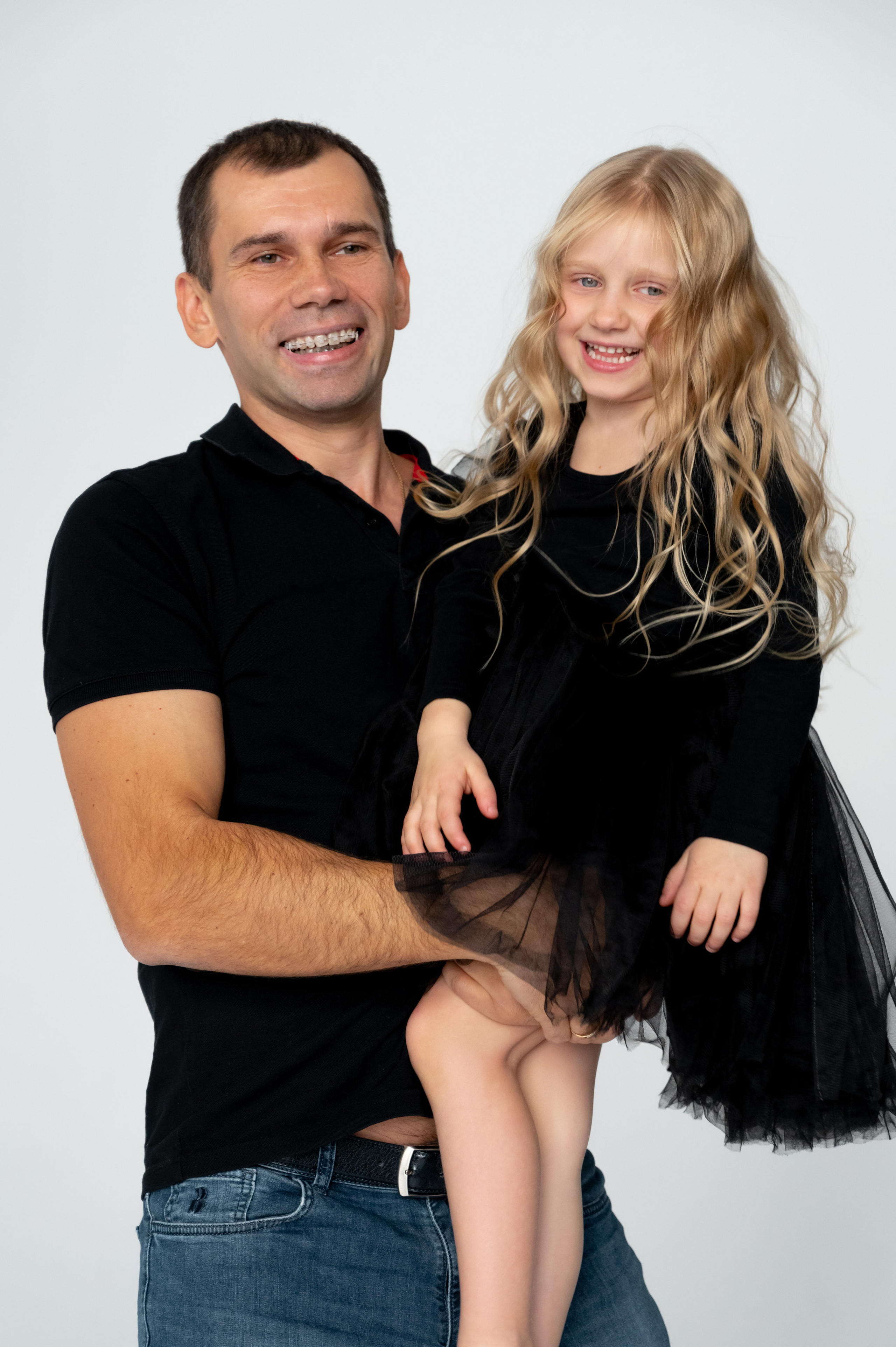 Юля с смьей. Профессиональный фотограф беременности в СПБ. Стильные фотосессии беременности в стиле минимализм и классическая фотография