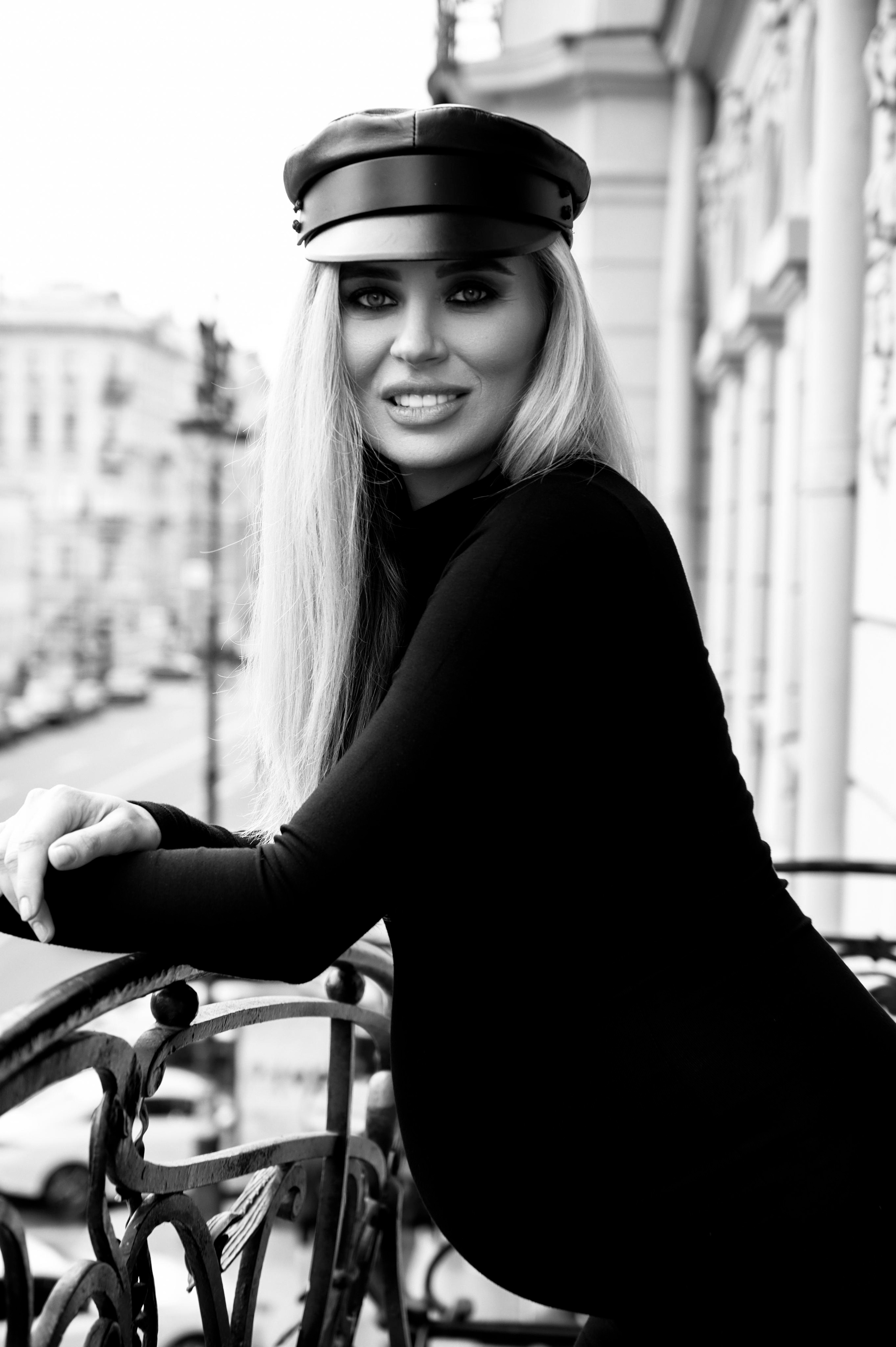 Яна. Профессиональный фотограф беременности в СПБ. Стильные фотосессии беременности в стиле минимализм и классическая фотография