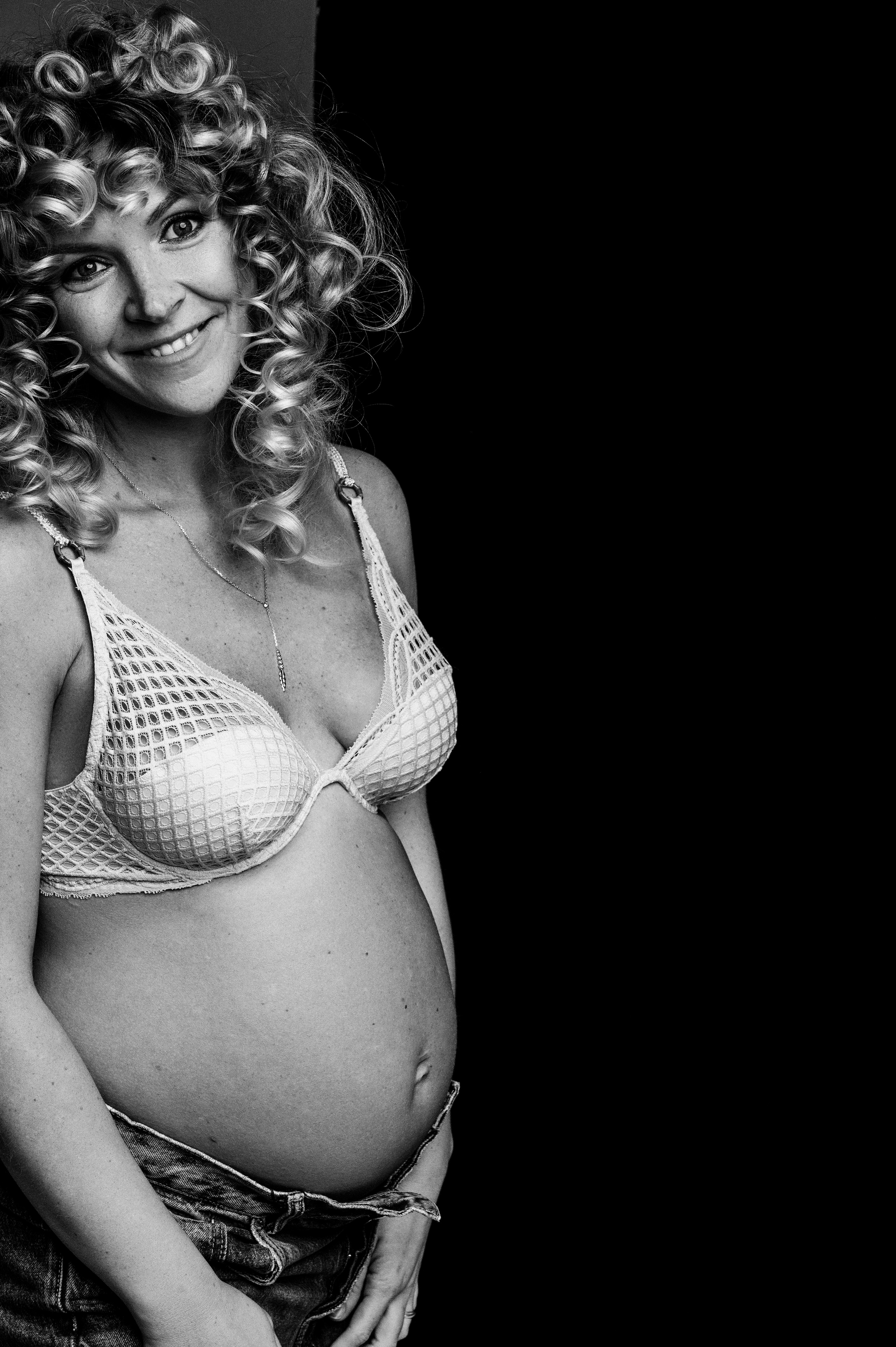 Анечка. Профессиональный фотограф беременности в СПБ. Стильные фотосессии беременности в стиле минимализм и классическая фотография