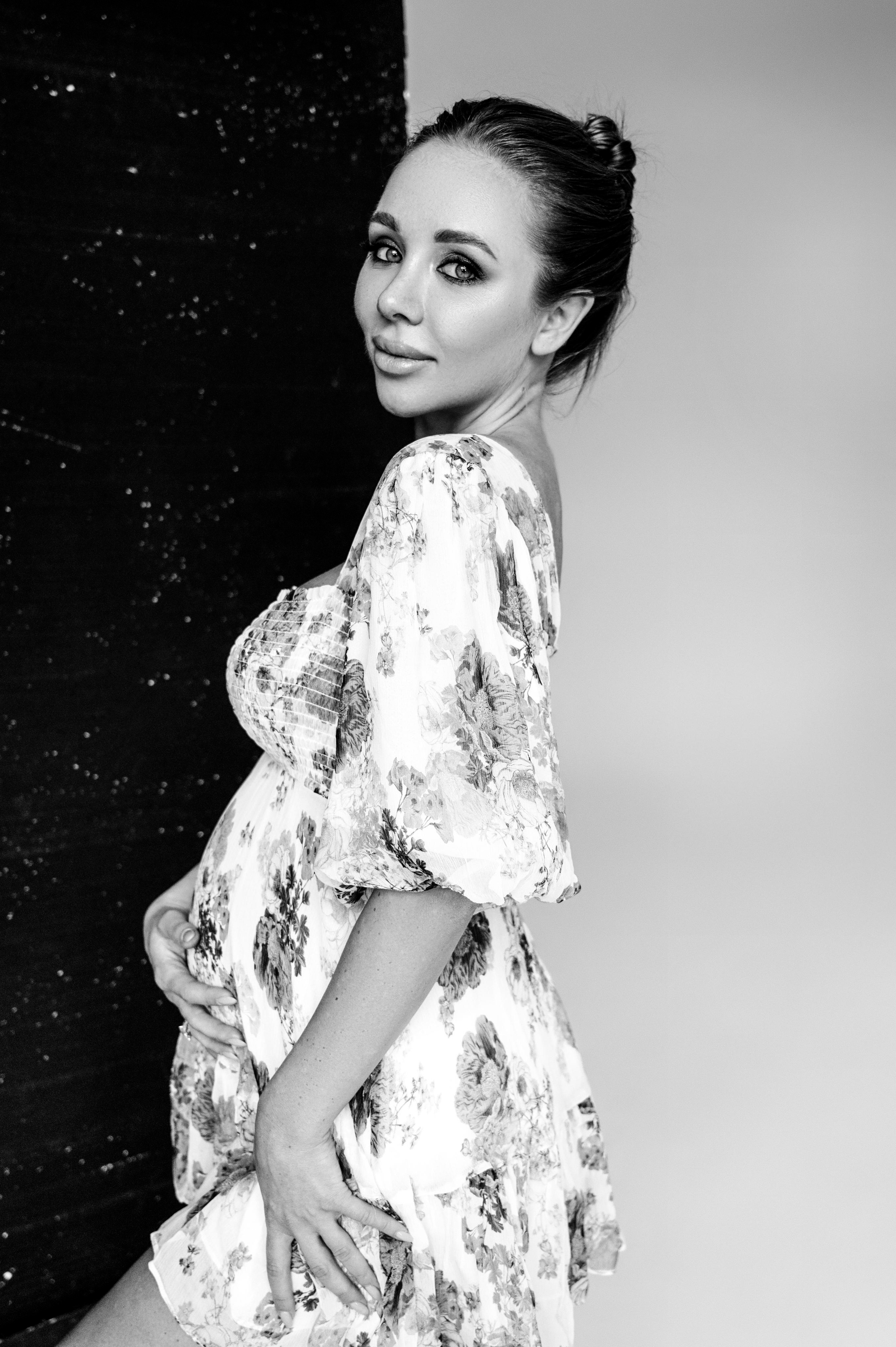 Даша. Профессиональный фотограф беременности в СПБ. Стильные фотосессии беременности в стиле минимализм и классическая фотография