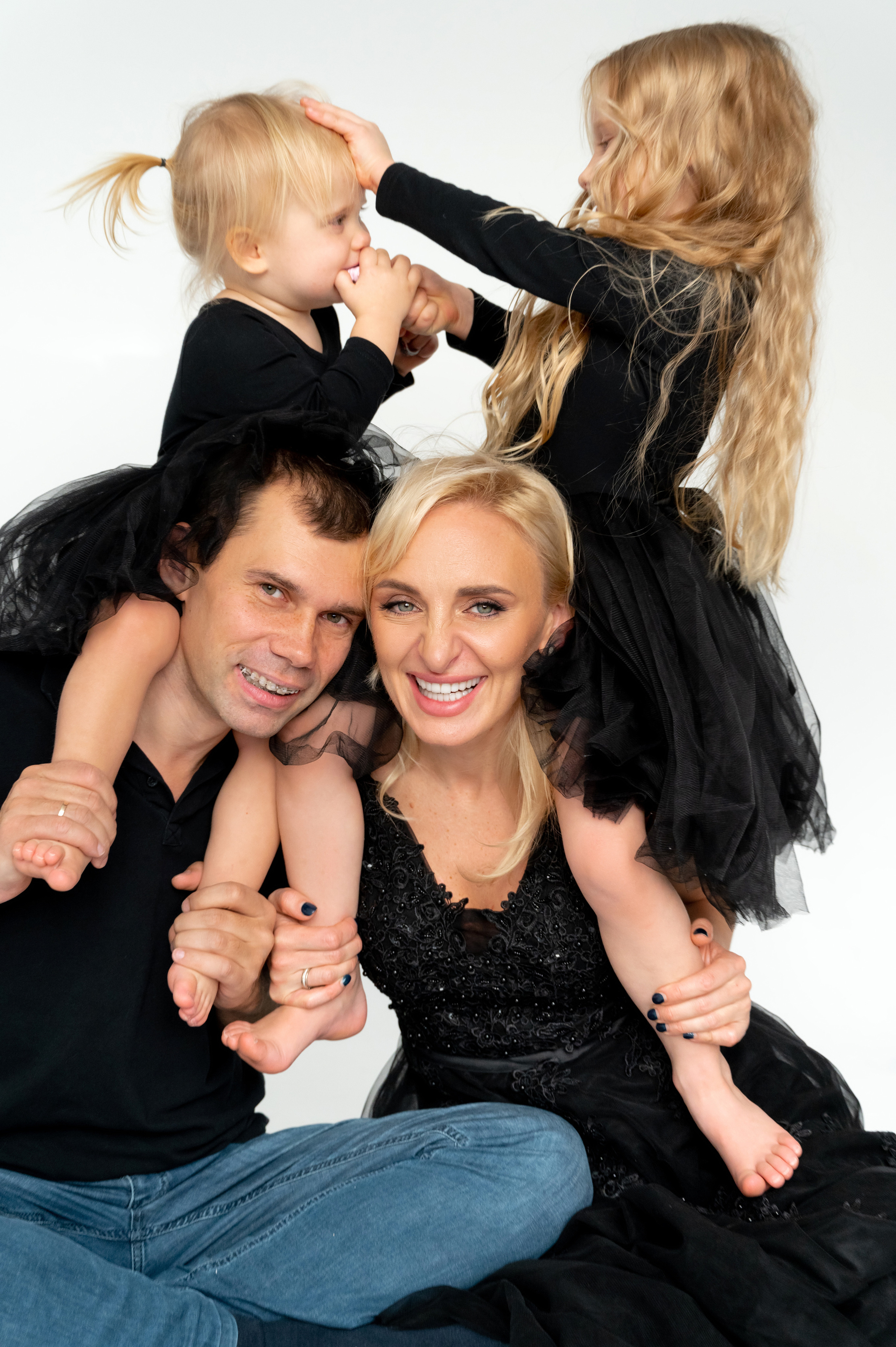 Юля с смьей. Профессиональный фотограф беременности в СПБ. Стильные фотосессии беременности в стиле минимализм и классическая фотография