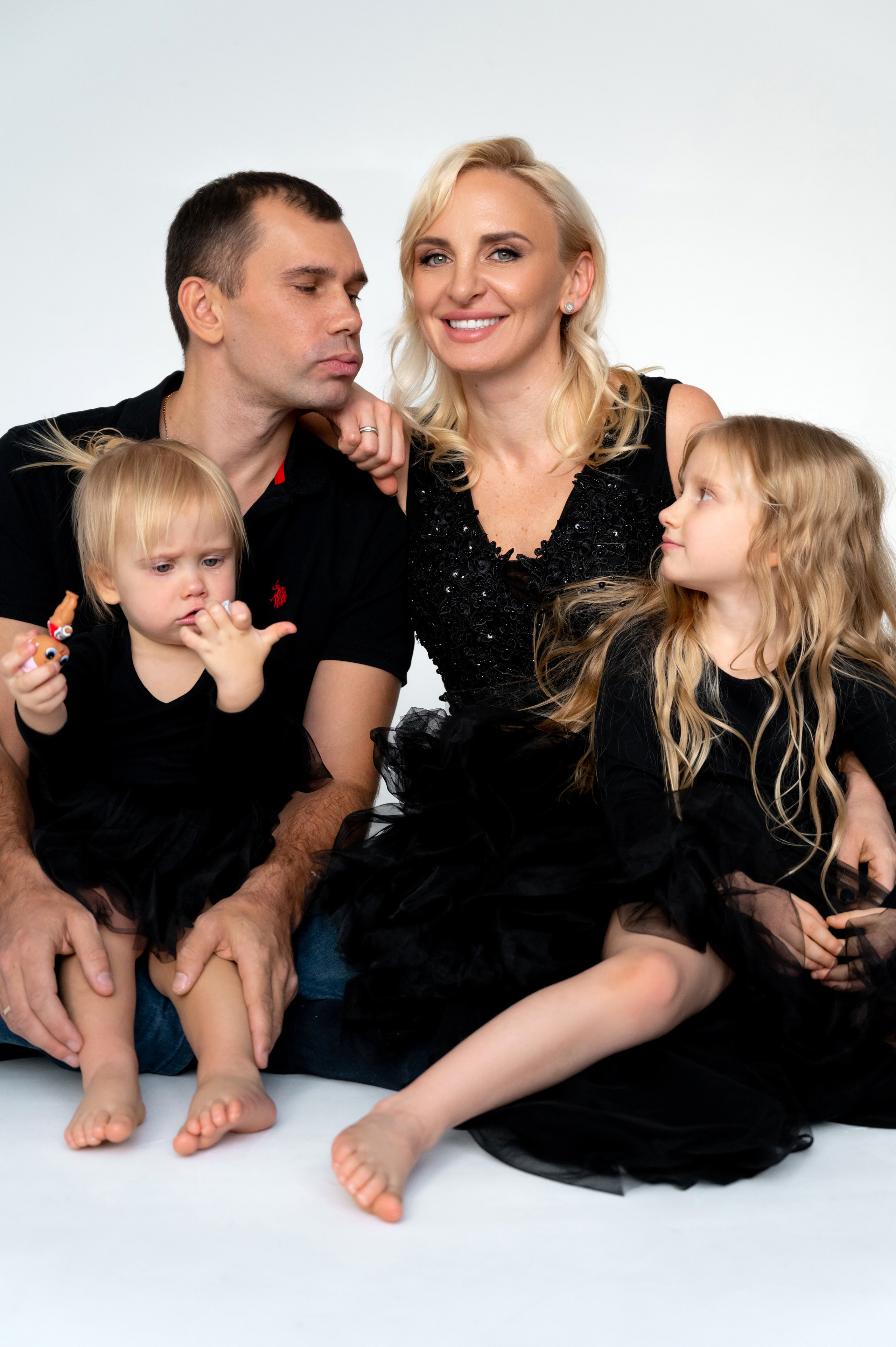 Юля с смьей. Профессиональный фотограф беременности в СПБ. Стильные фотосессии беременности в стиле минимализм и классическая фотография