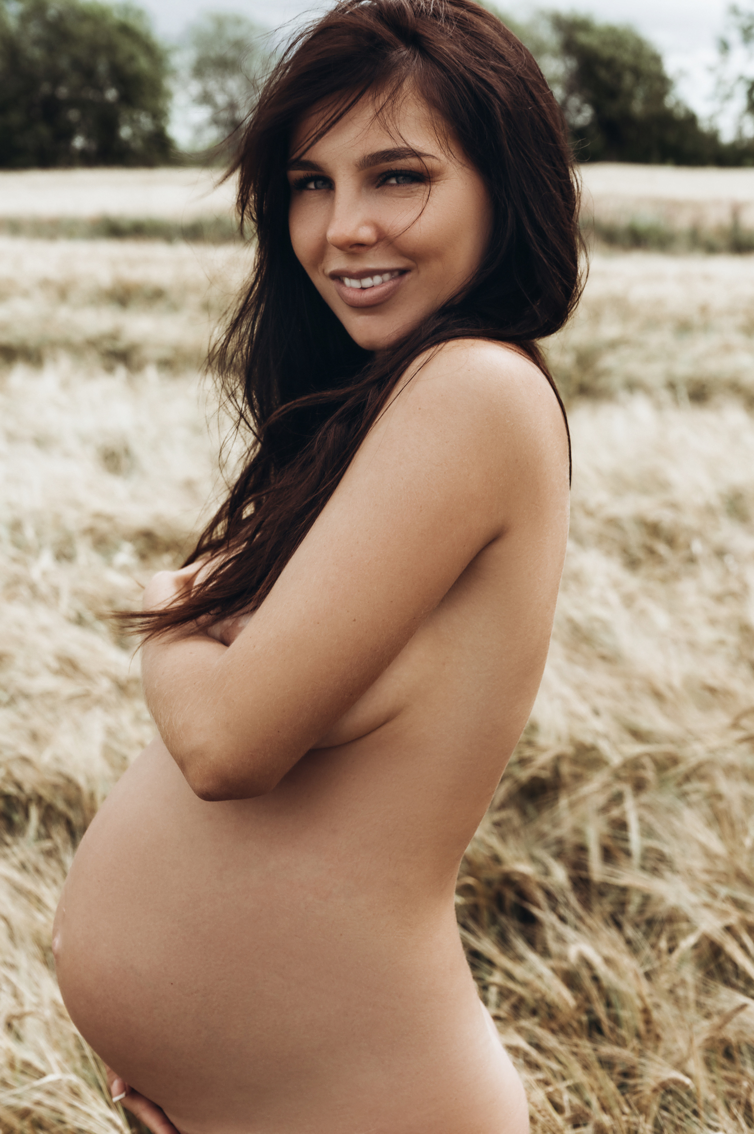 В поле. Профессиональный фотограф беременности в СПБ. Стильные фотосессии беременности в стиле минимализм и классическая фотография