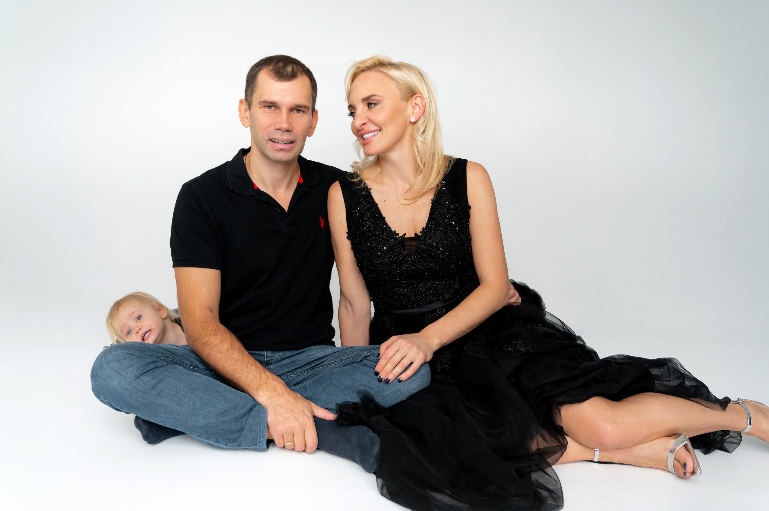 Юля с смьей. Профессиональный фотограф беременности в СПБ. Стильные фотосессии беременности в стиле минимализм и классическая фотография