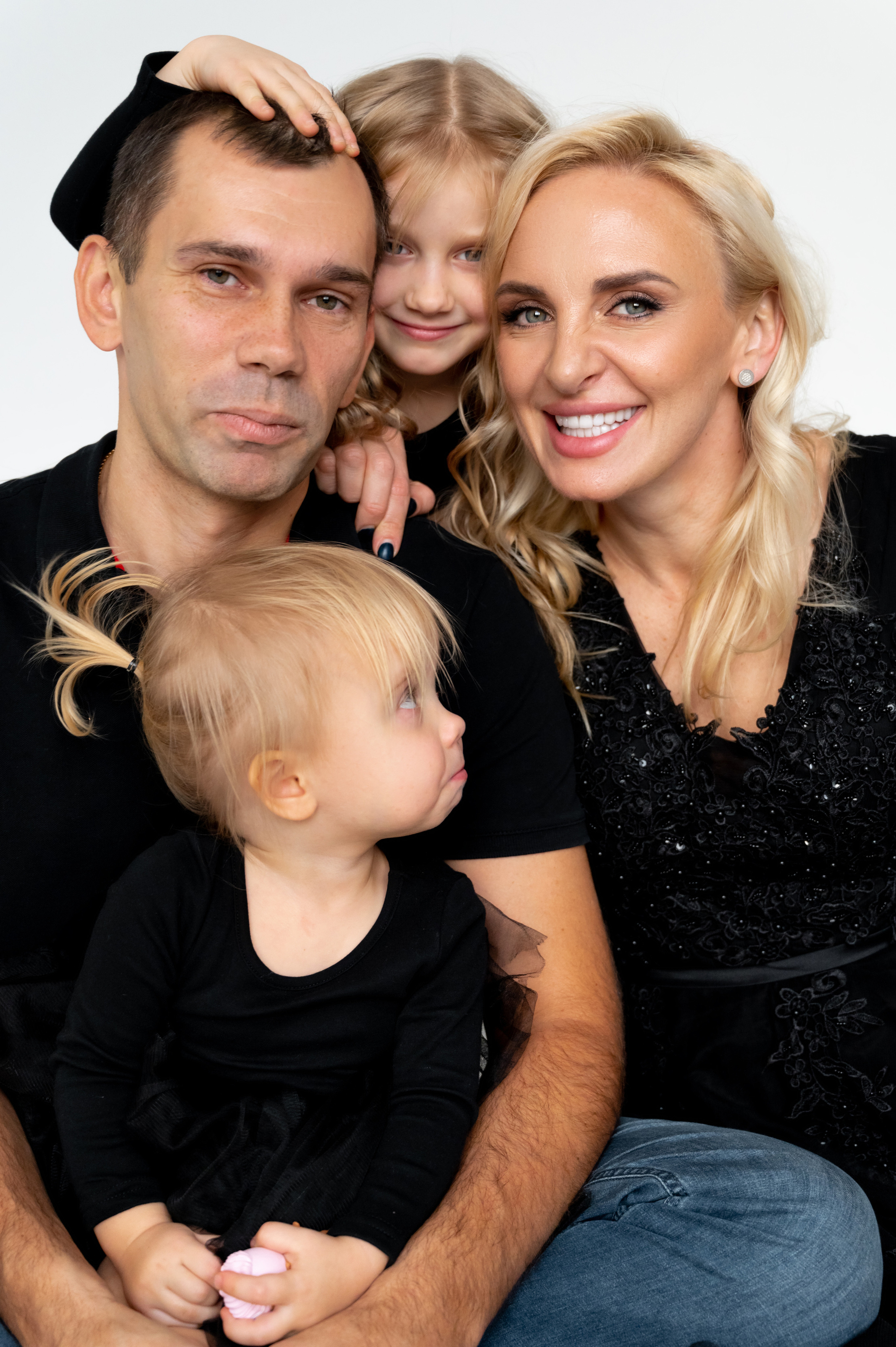 Юля с смьей. Профессиональный фотограф беременности в СПБ. Стильные фотосессии беременности в стиле минимализм и классическая фотография