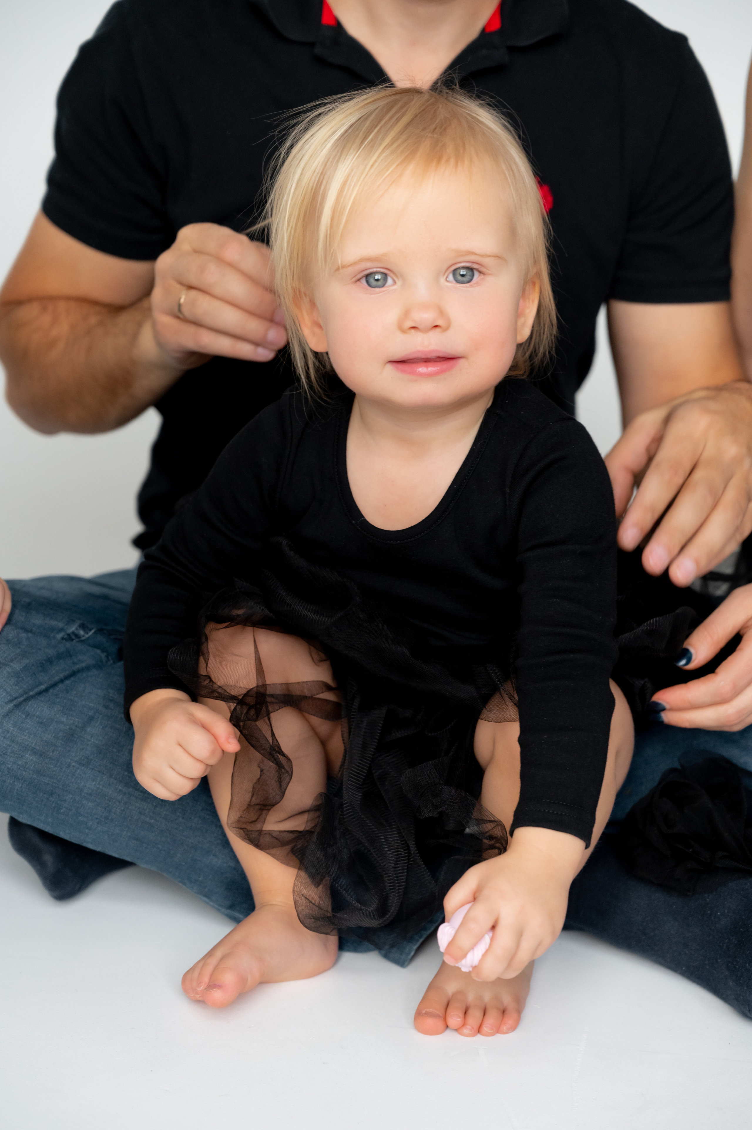 Юля с смьей. Профессиональный фотограф беременности в СПБ. Стильные фотосессии беременности в стиле минимализм и классическая фотография