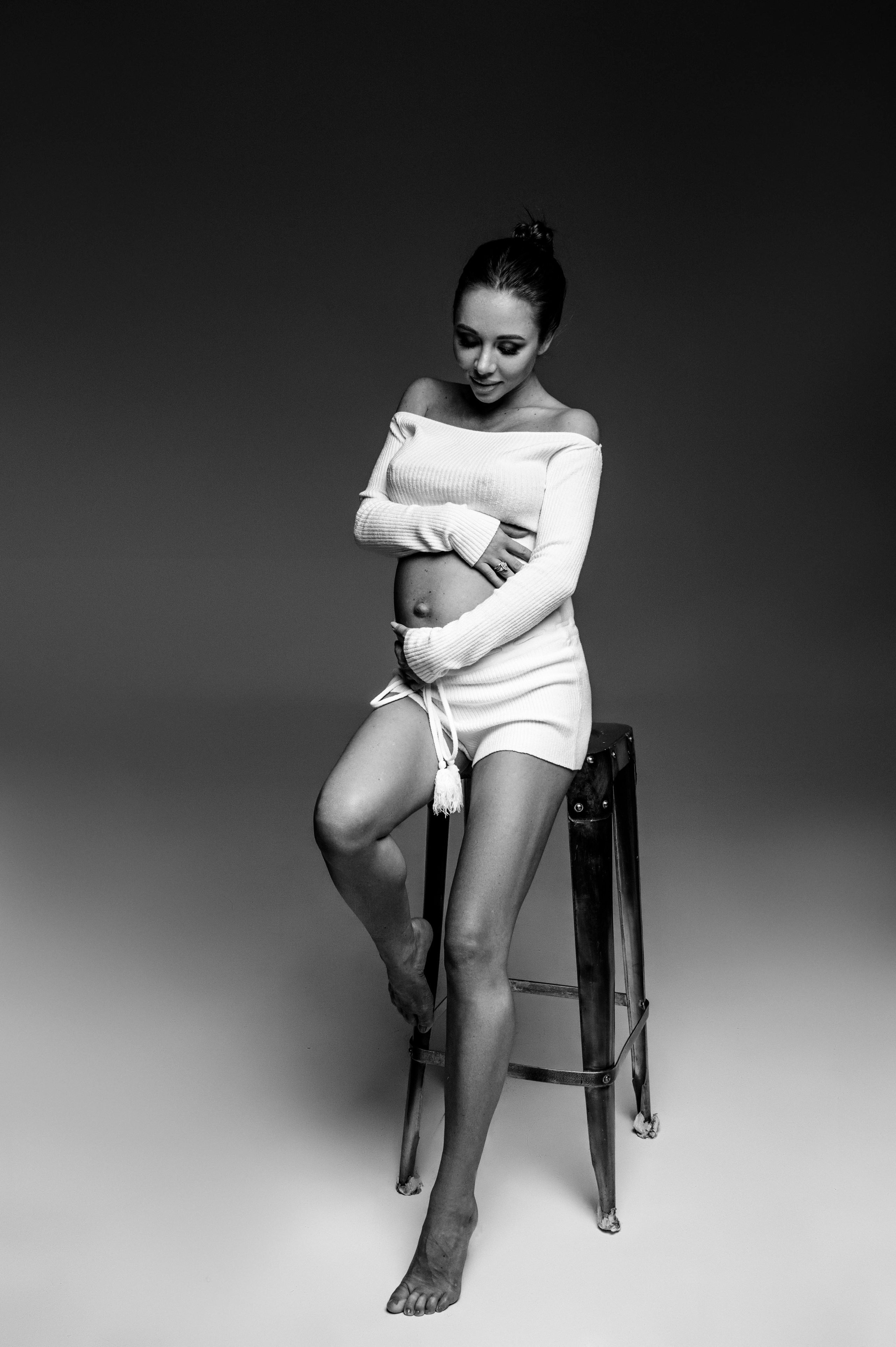 Даша. Профессиональный фотограф беременности в СПБ. Стильные фотосессии беременности в стиле минимализм и классическая фотография