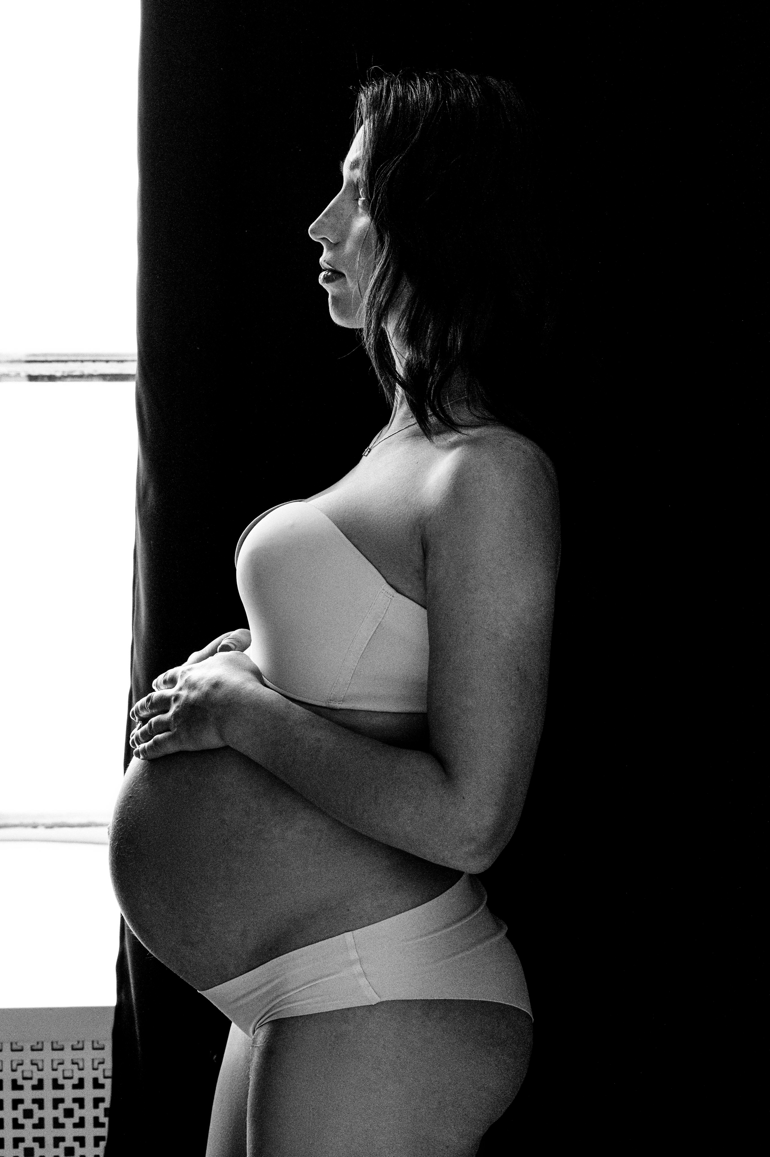 Полина. Профессиональный фотограф беременности в СПБ. Стильные фотосессии беременности в стиле минимализм и классическая фотография