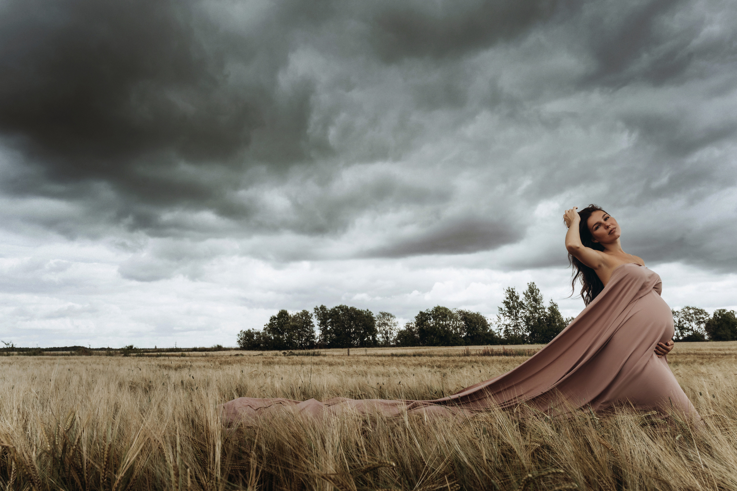 В поле. Профессиональный фотограф беременности в СПБ. Стильные фотосессии беременности в стиле минимализм и классическая фотография