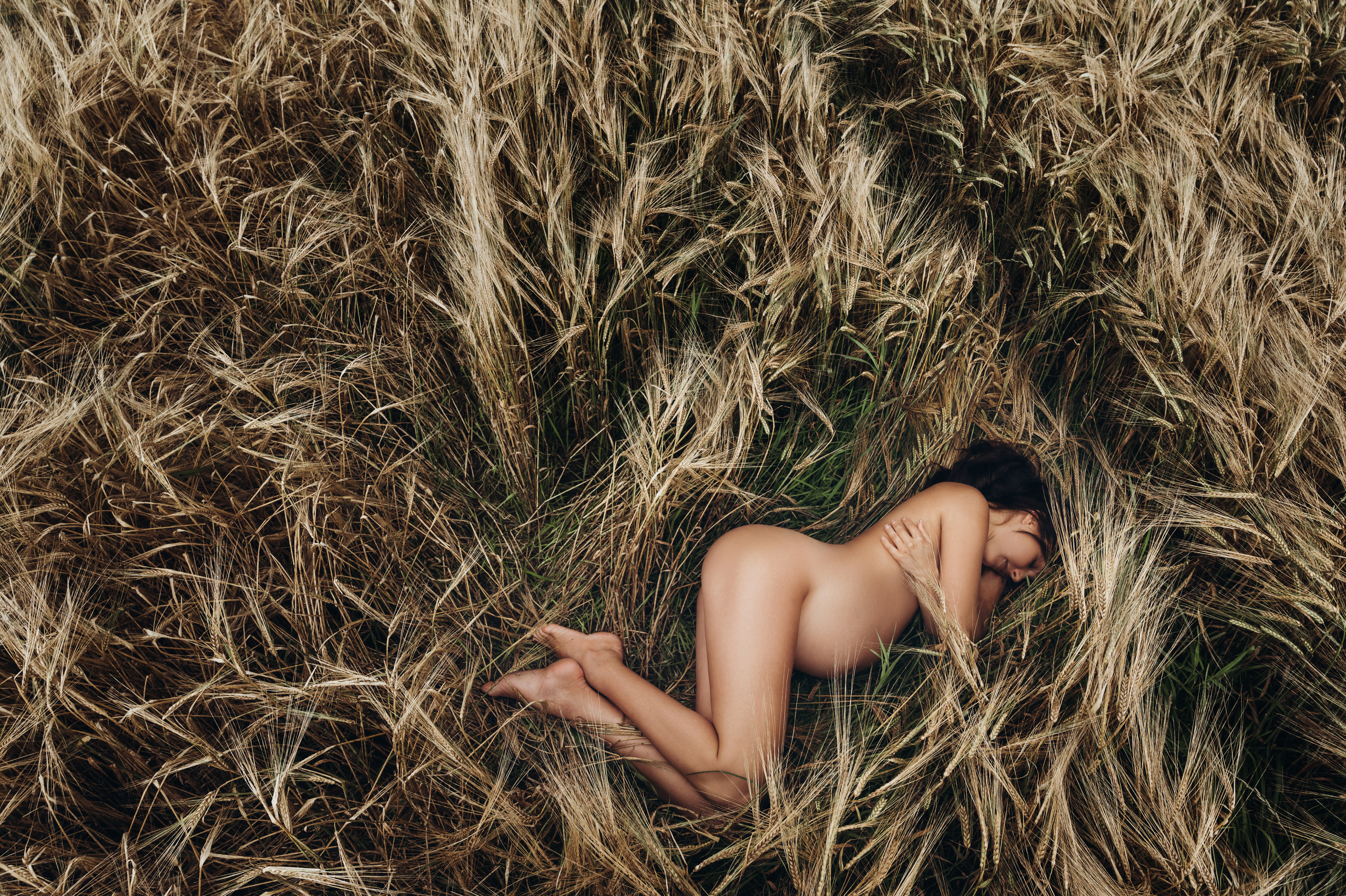 В поле. Профессиональный фотограф беременности в СПБ. Стильные фотосессии беременности в стиле минимализм и классическая фотография