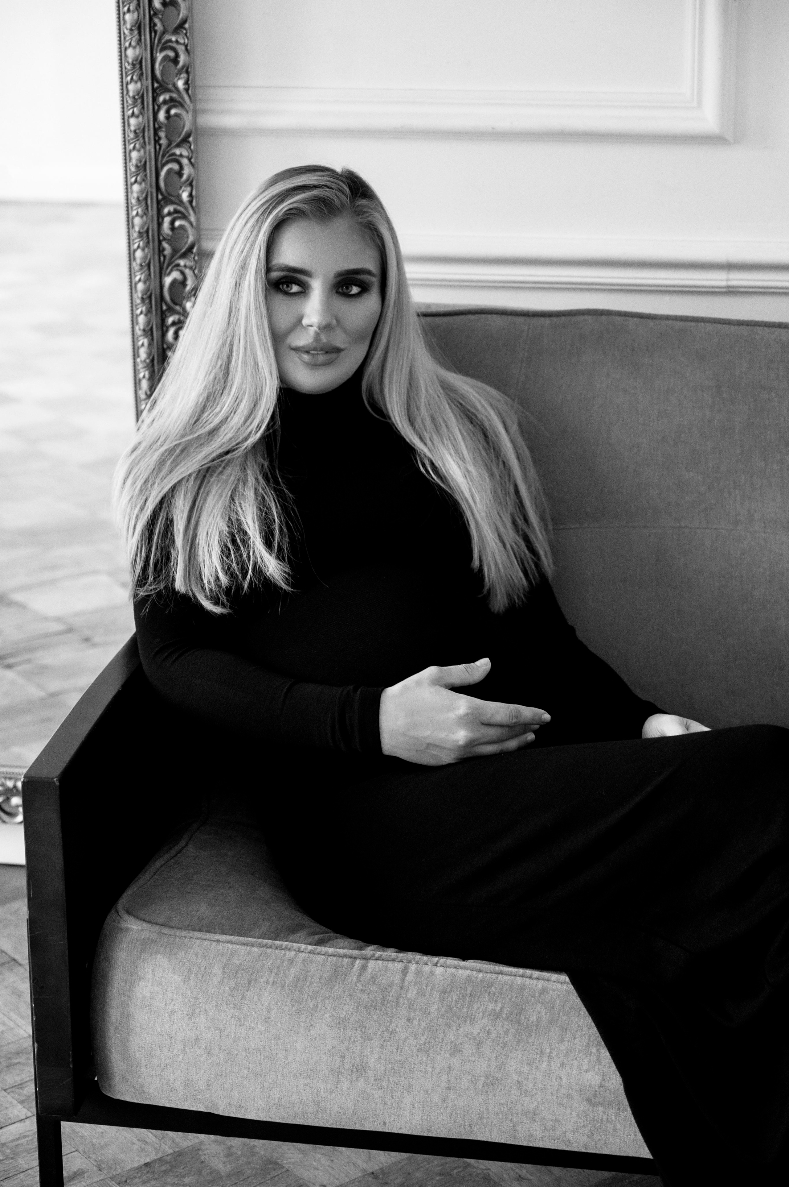 Яна. Профессиональный фотограф беременности в СПБ. Стильные фотосессии беременности в стиле минимализм и классическая фотография