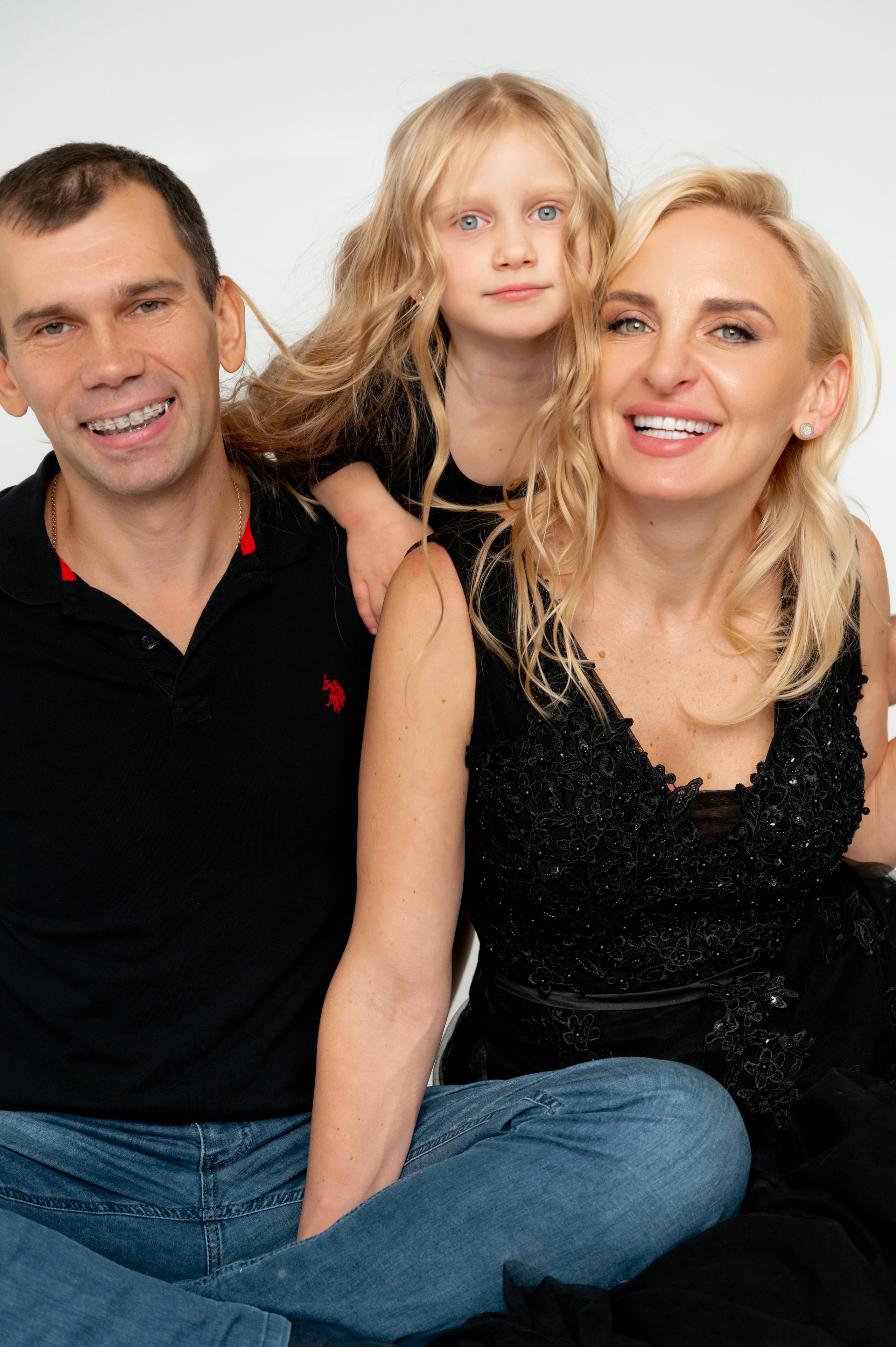 Юля с смьей. Профессиональный фотограф беременности в СПБ. Стильные фотосессии беременности в стиле минимализм и классическая фотография