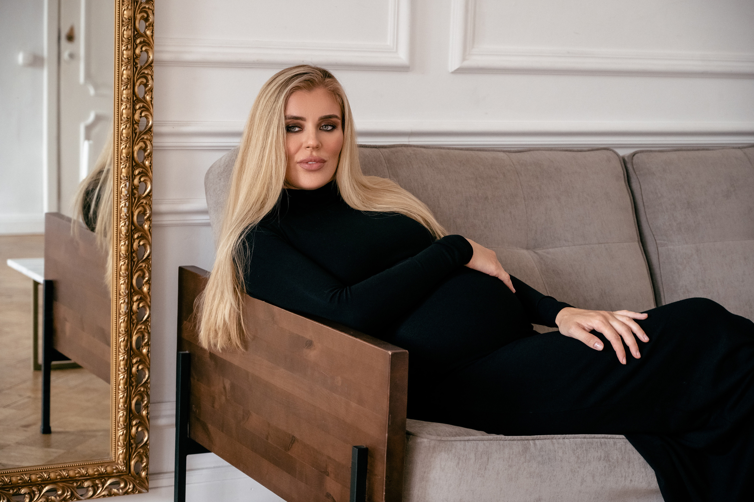 Яна. Профессиональный фотограф беременности в СПБ. Стильные фотосессии беременности в стиле минимализм и классическая фотография