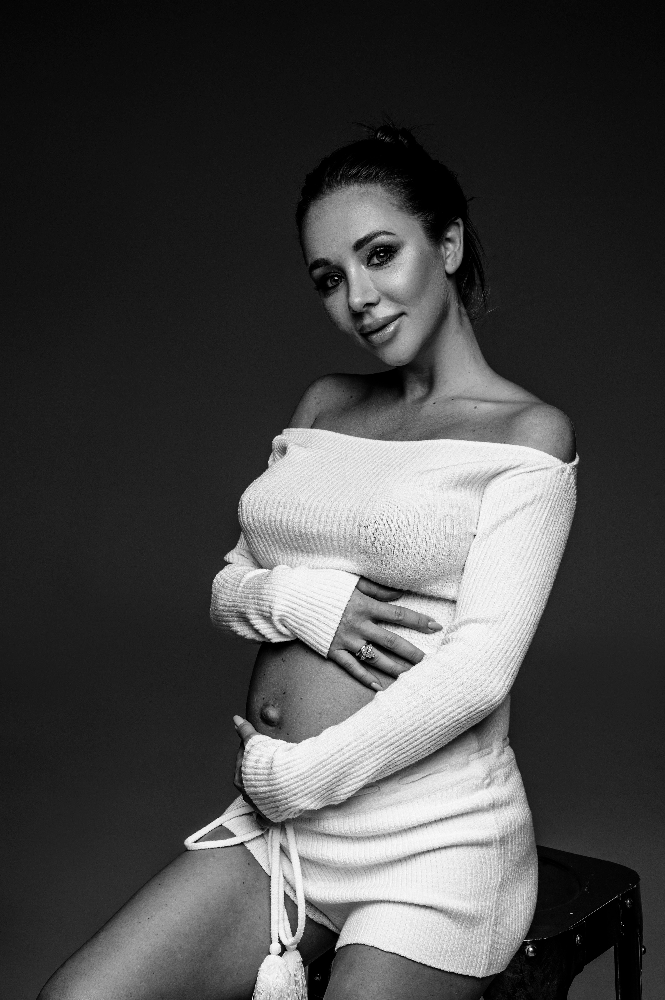 Даша. Профессиональный фотограф беременности в СПБ. Стильные фотосессии беременности в стиле минимализм и классическая фотография