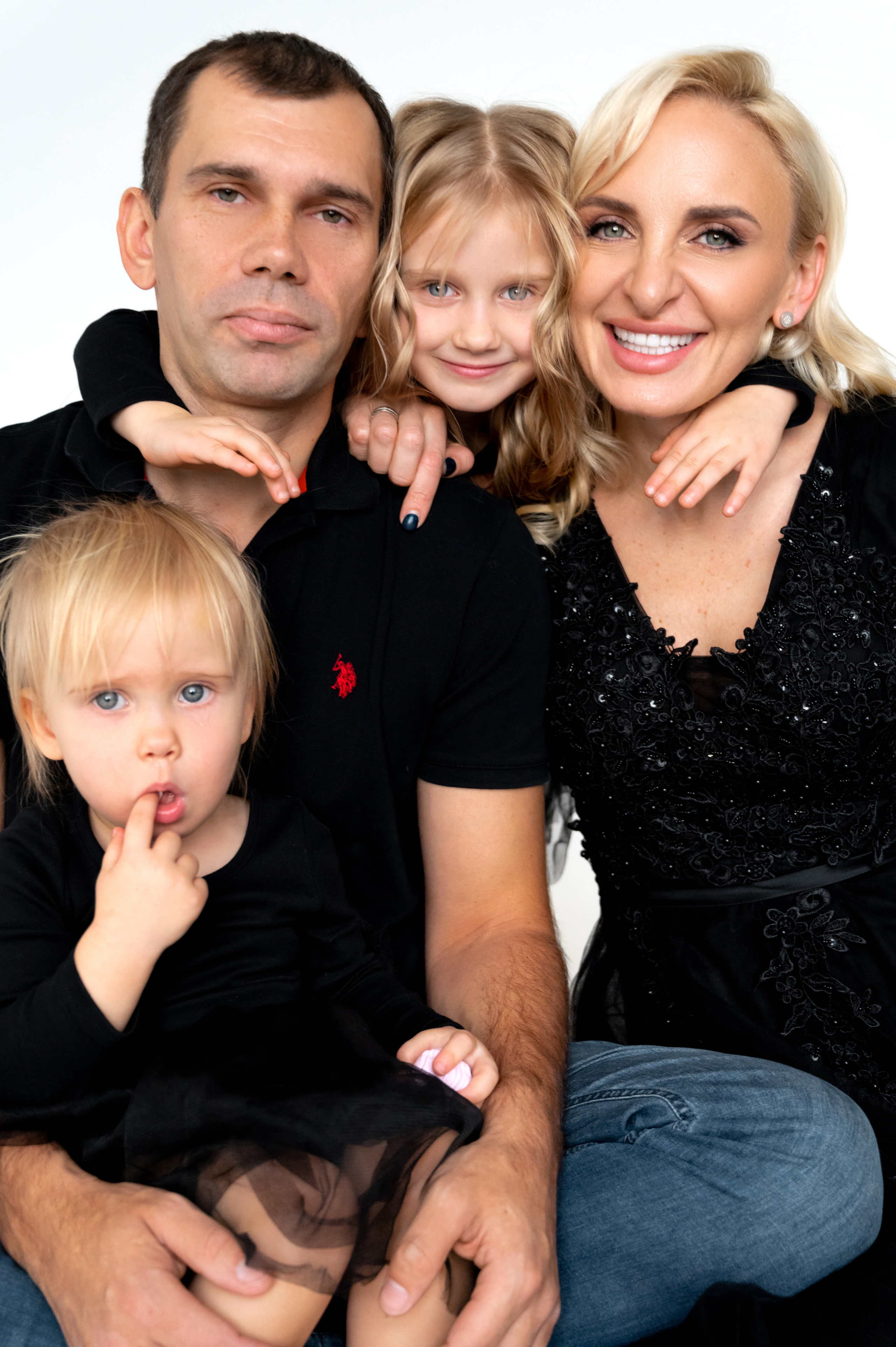 Юля с смьей. Профессиональный фотограф беременности в СПБ. Стильные фотосессии беременности в стиле минимализм и классическая фотография