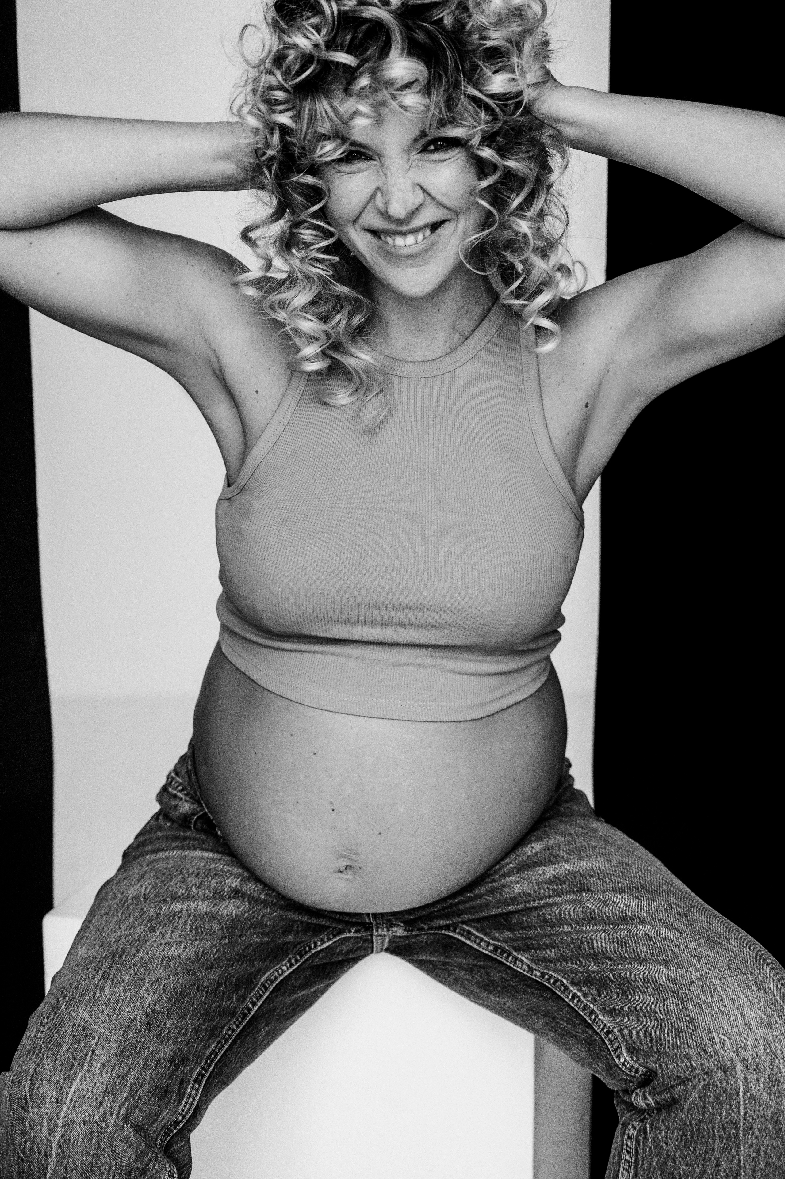 Анечка. Профессиональный фотограф беременности в СПБ. Стильные фотосессии беременности в стиле минимализм и классическая фотография