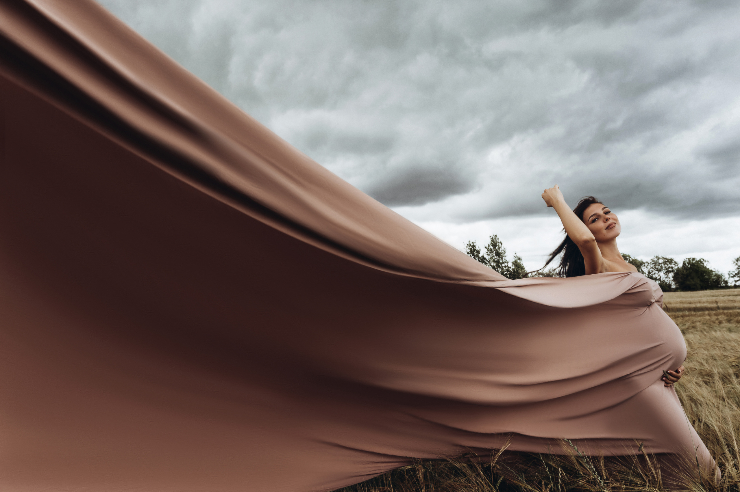 В поле. Профессиональный фотограф беременности в СПБ. Стильные фотосессии беременности в стиле минимализм и классическая фотография