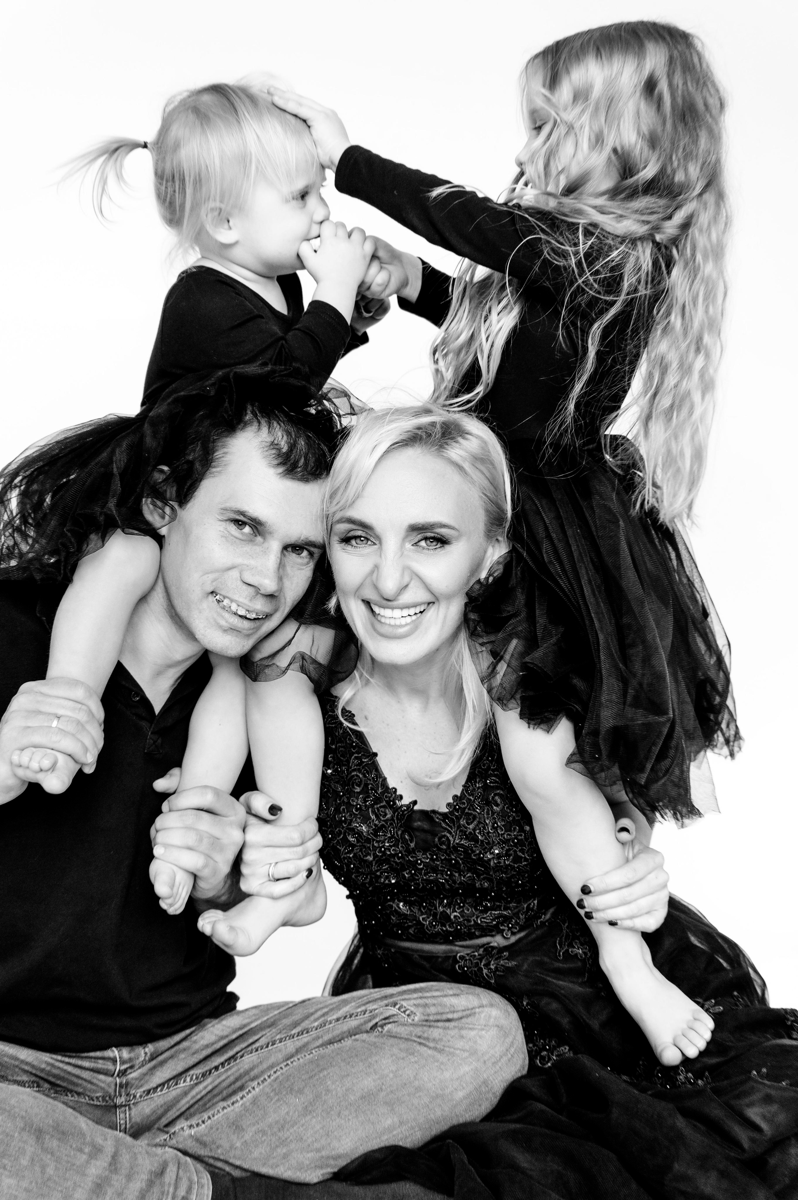 Юля с смьей. Профессиональный фотограф беременности в СПБ. Стильные фотосессии беременности в стиле минимализм и классическая фотография