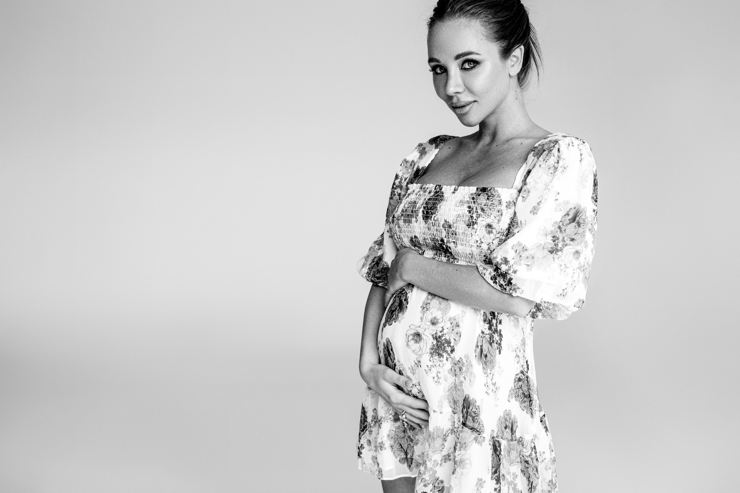 Даша. Профессиональный фотограф беременности в СПБ. Стильные фотосессии беременности в стиле минимализм и классическая фотография