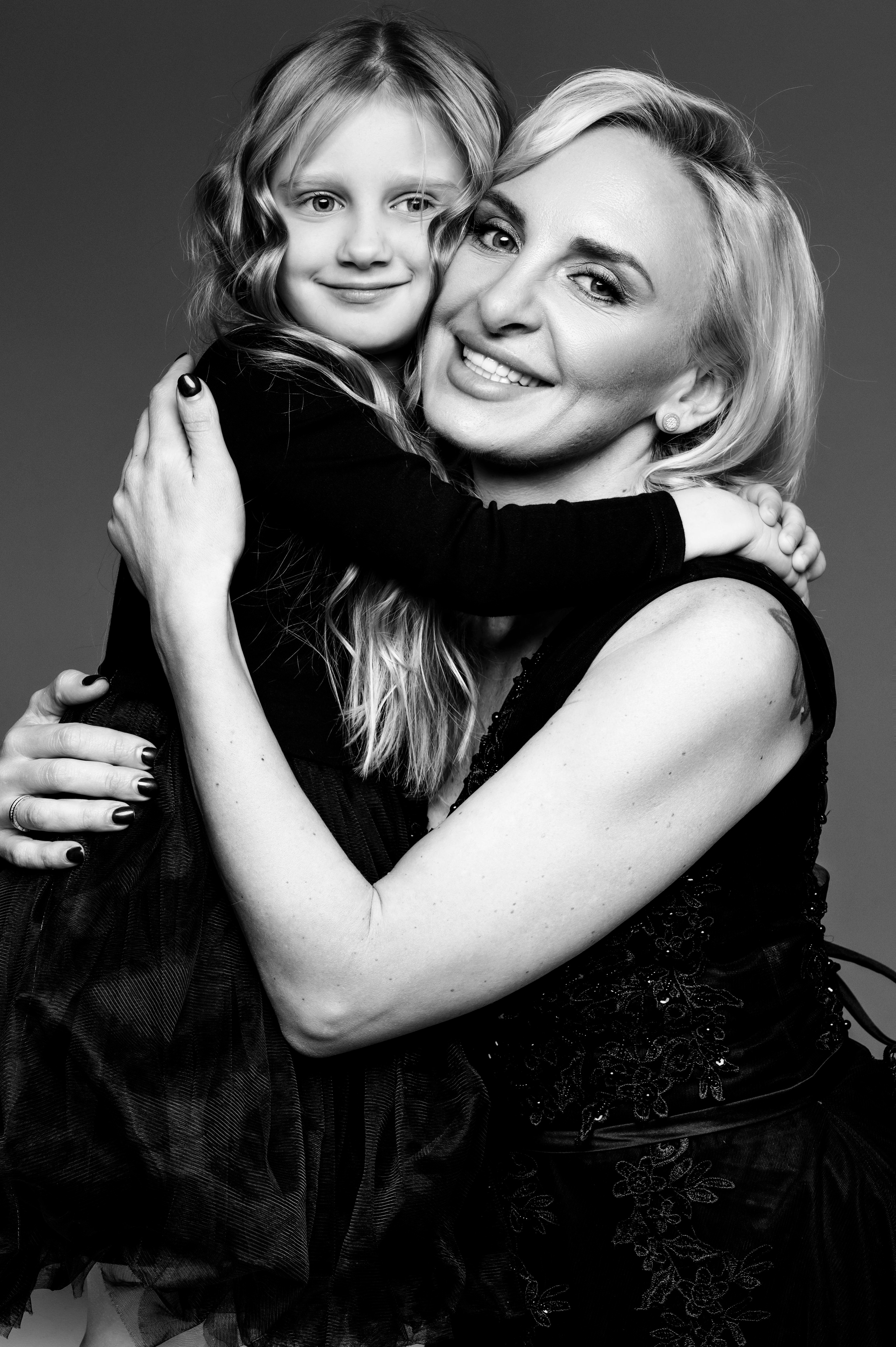 Юля с смьей. Профессиональный фотограф беременности в СПБ. Стильные фотосессии беременности в стиле минимализм и классическая фотография