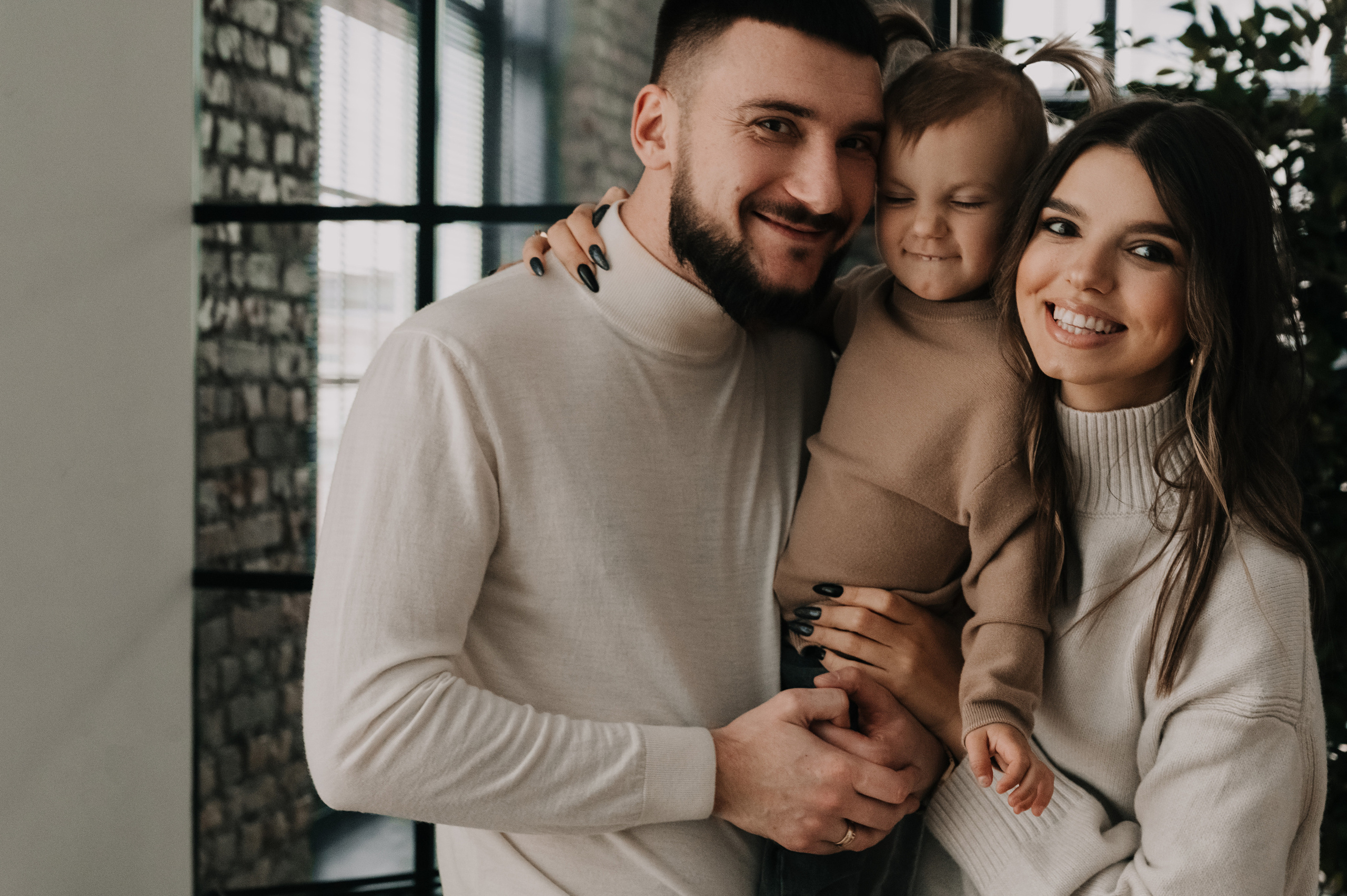 Анастасия и Адриан. Профессиональный фотограф беременности в СПБ. Стильные фотосессии беременности в стиле минимализм и классическая фотография