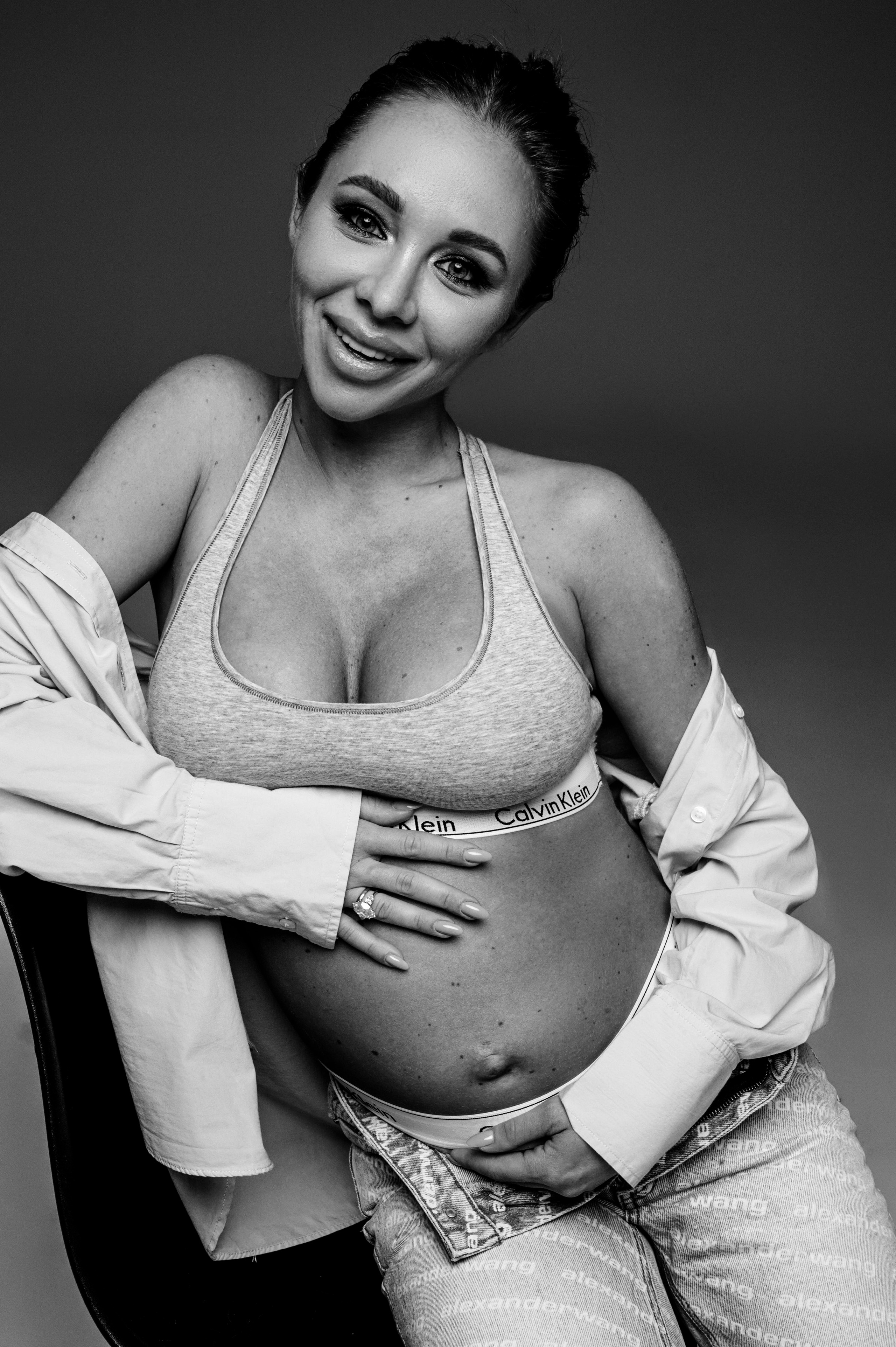 Даша. Профессиональный фотограф беременности в СПБ. Стильные фотосессии беременности в стиле минимализм и классическая фотография