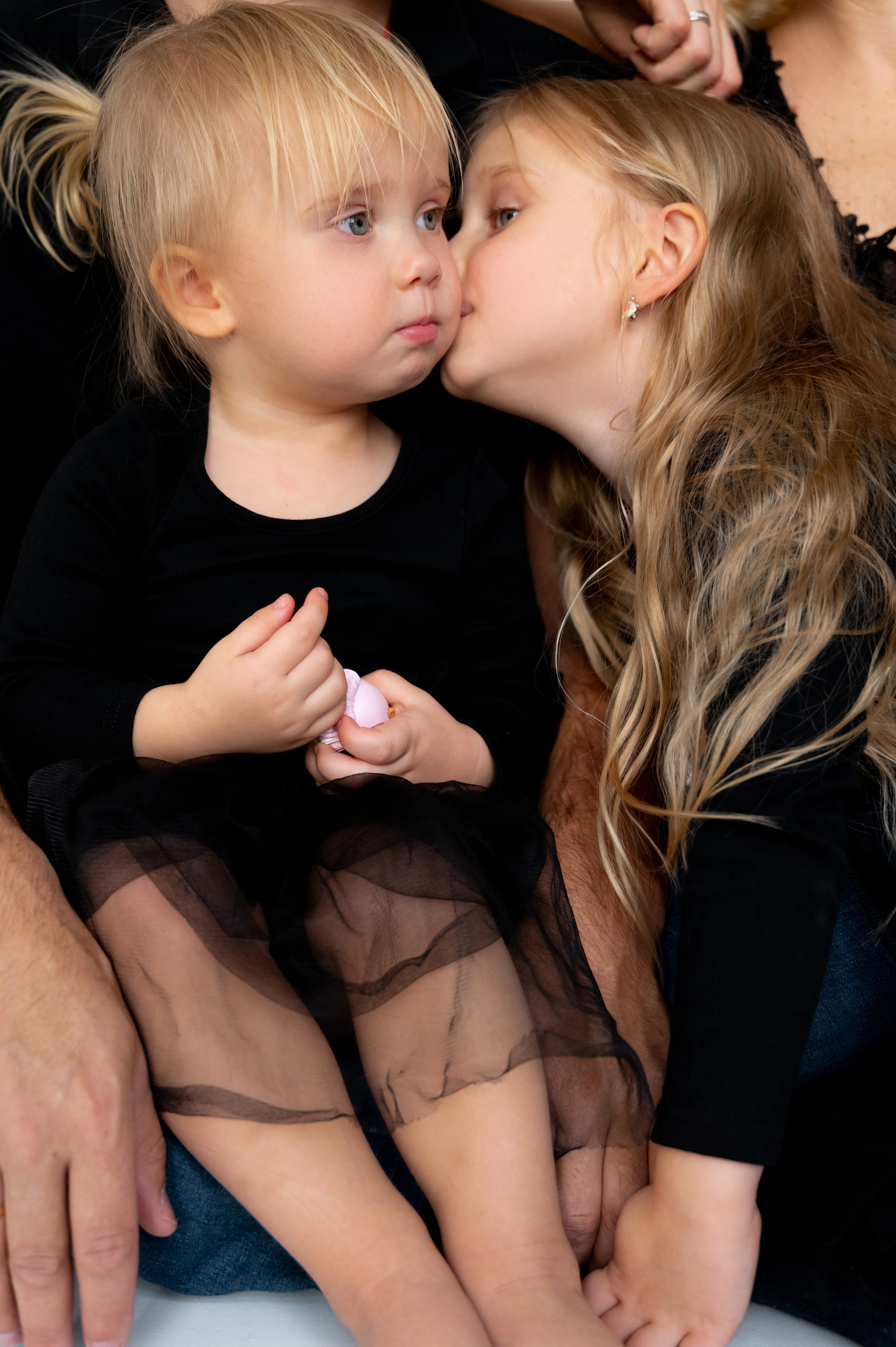Юля с смьей. Профессиональный фотограф беременности в СПБ. Стильные фотосессии беременности в стиле минимализм и классическая фотография