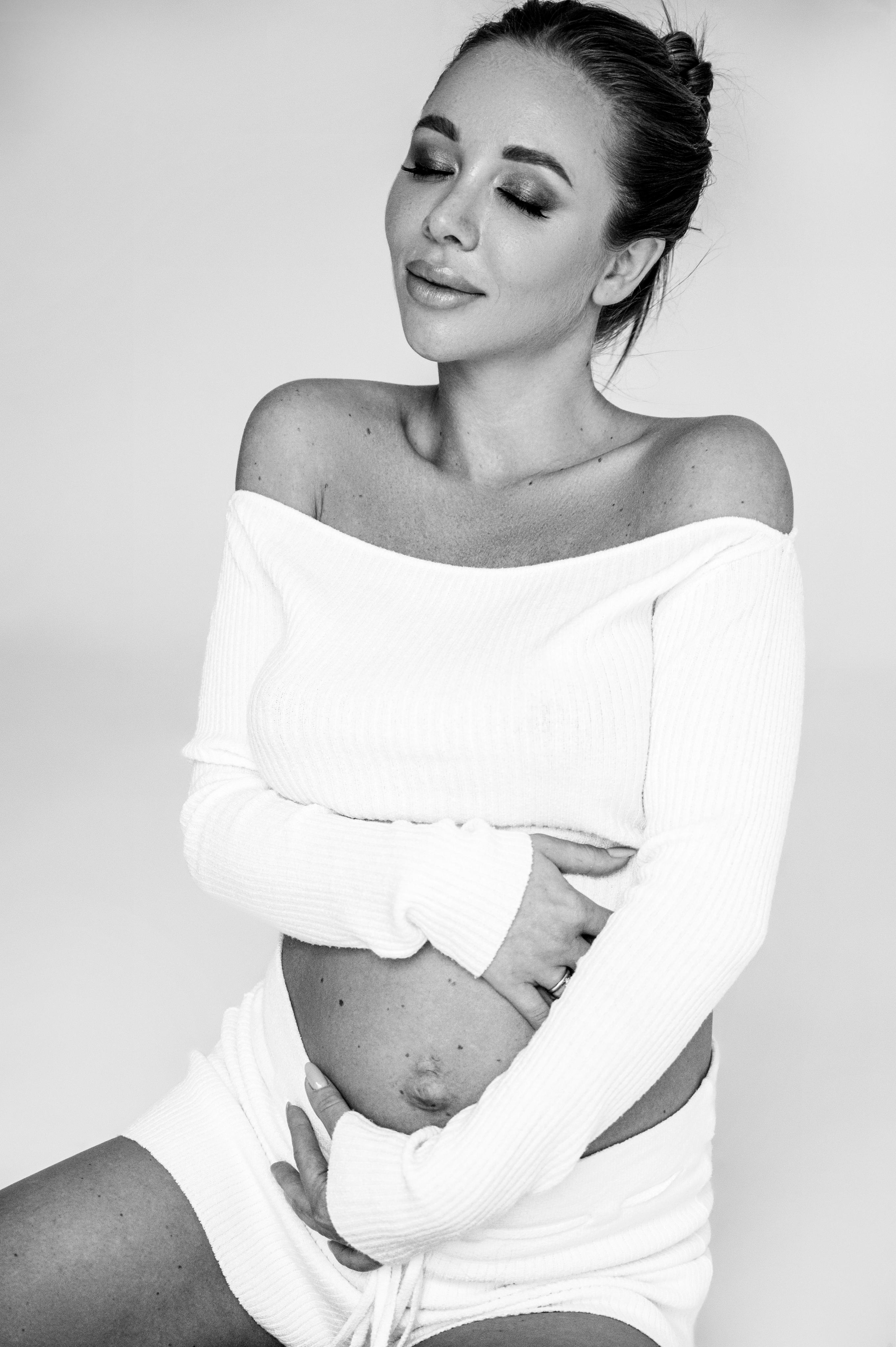 Даша. Профессиональный фотограф беременности в СПБ. Стильные фотосессии беременности в стиле минимализм и классическая фотография