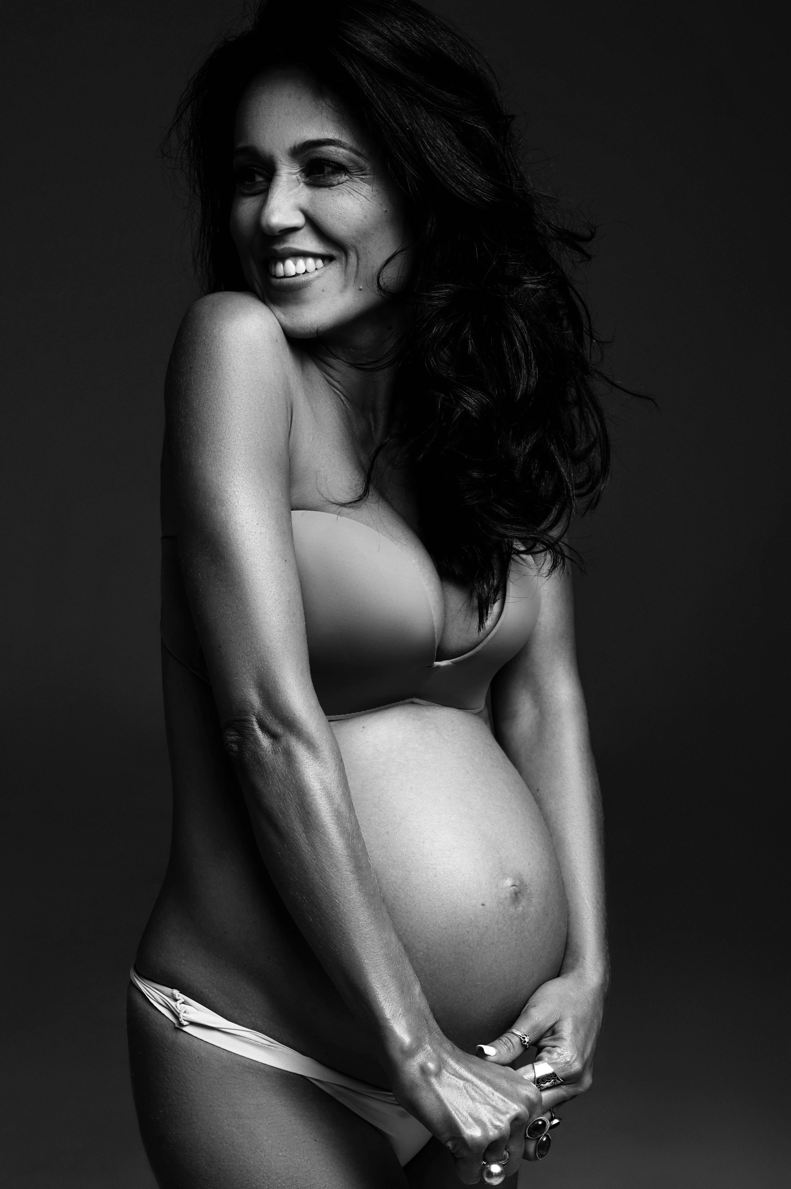 Юлия. Профессиональный фотограф беременности в СПБ. Стильные фотосессии беременности в стиле минимализм и классическая фотография